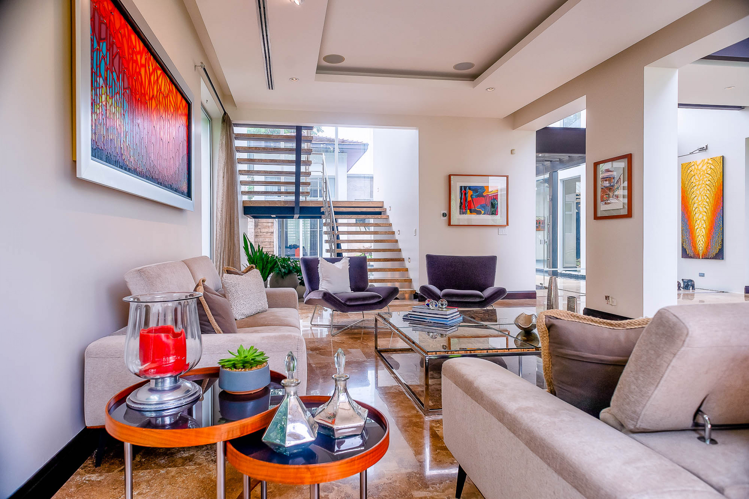Luxurious Living: Casa Illuminata - Where Contemporary Elegance Meets Natural Splendor