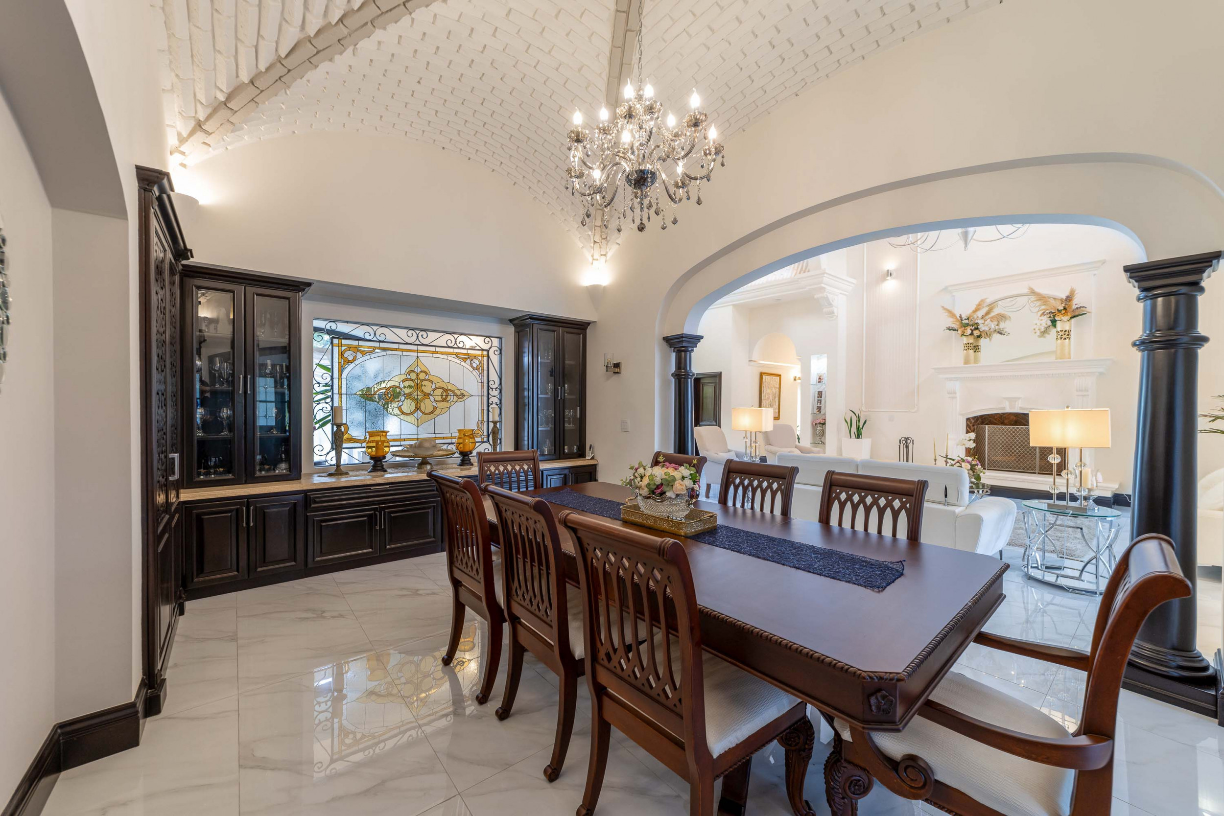 Monteran Luxury Estate: Exquisite 3-Bedroom Residence SOLD
