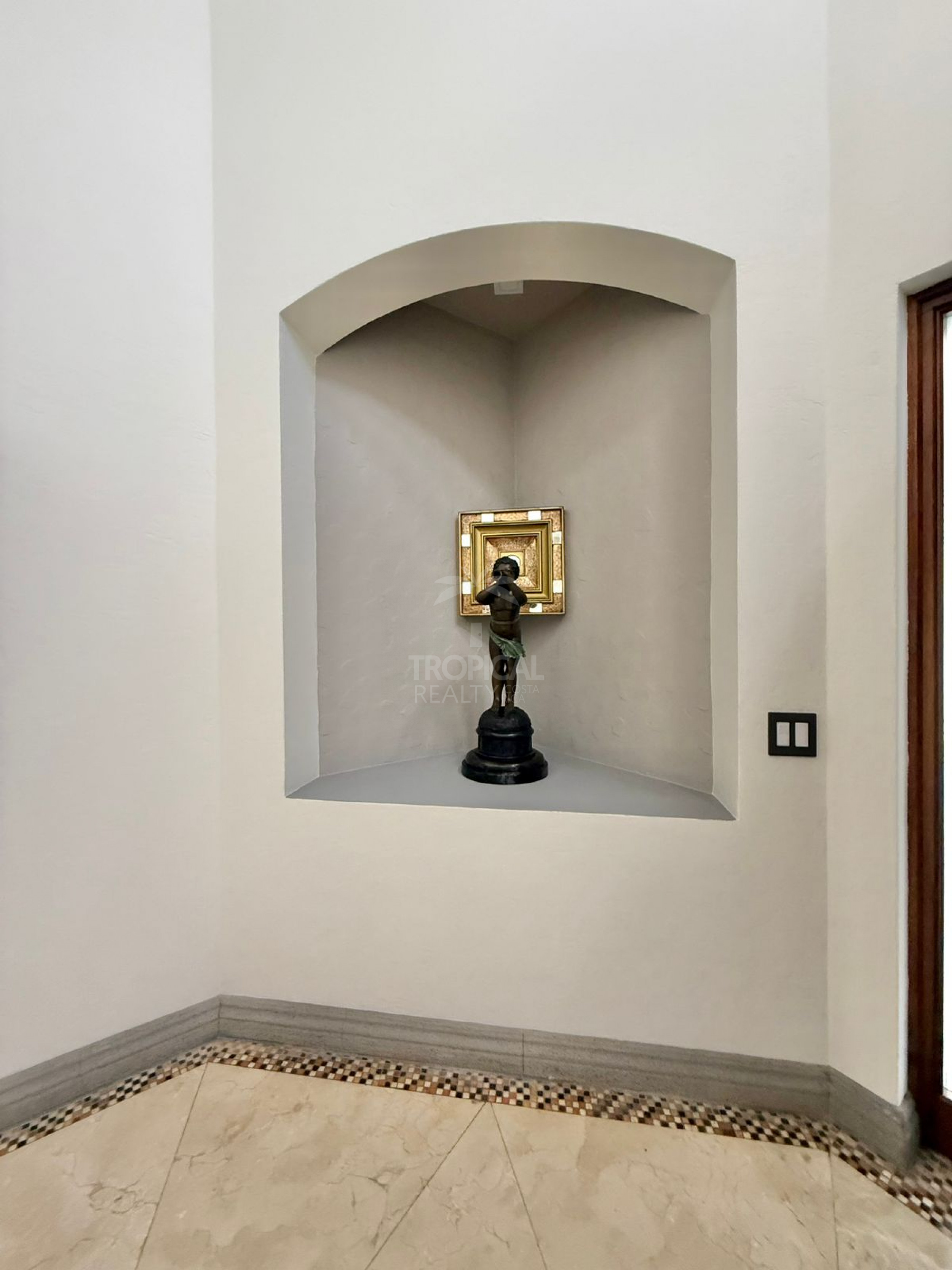 Luxury Single-Story Home in Monterán, Curridabat – 4 Bedrooms, Jacuzzi & 2,800 m² Lot