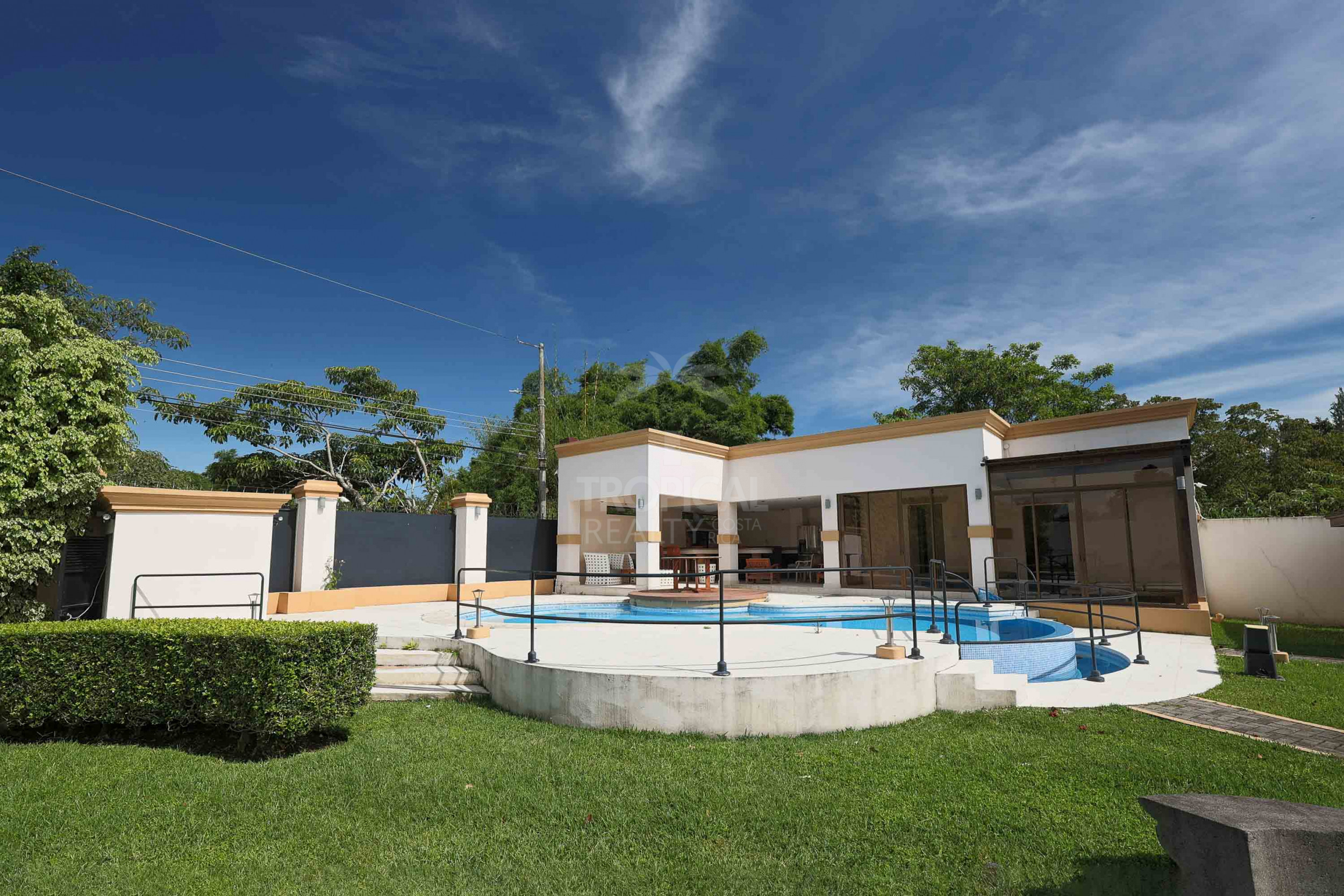Luxury Home for Sale in Pinares de Curridabat – Modern Elegance Meets Timeless Comfort