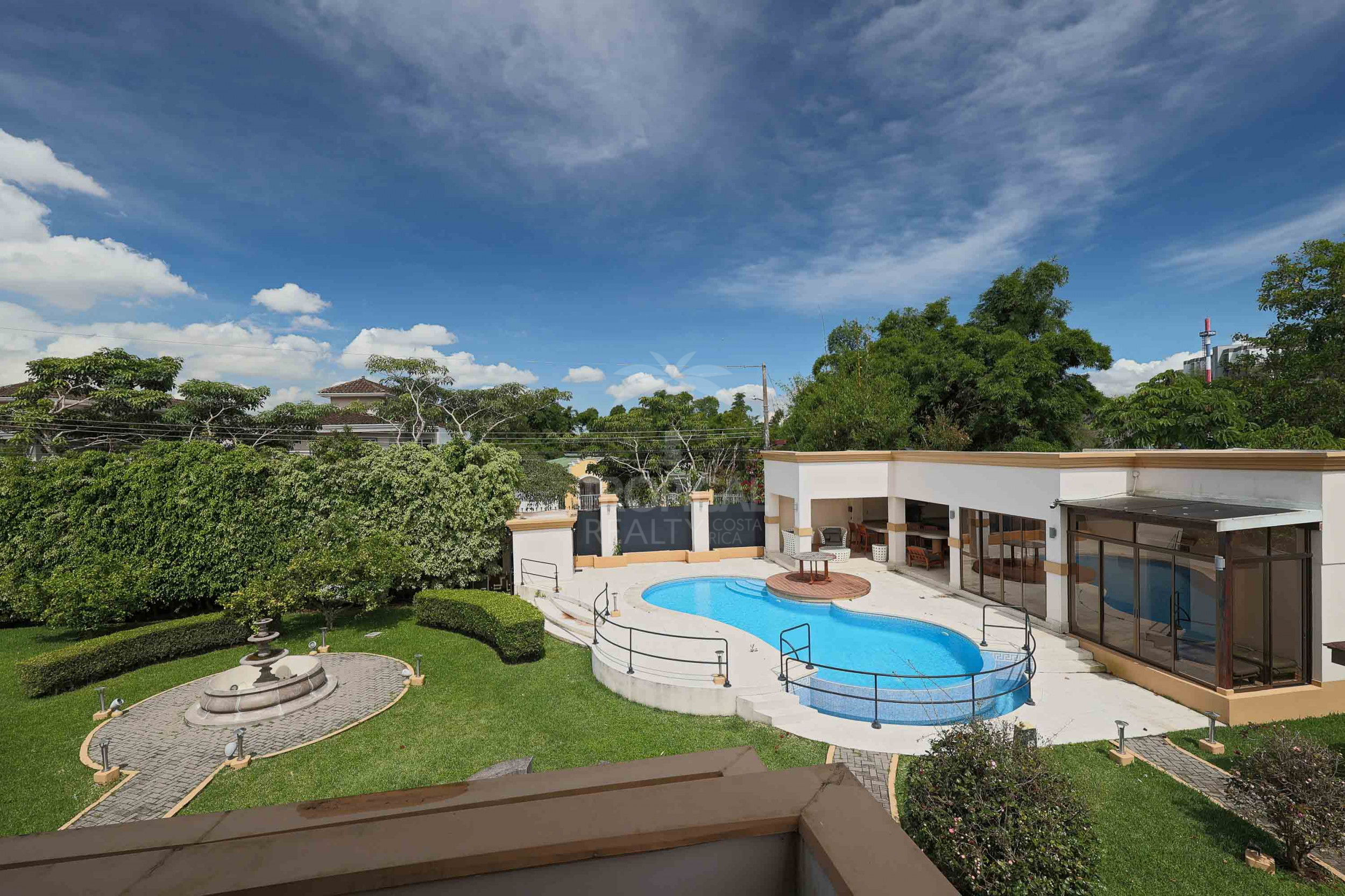Luxury Home for Sale in Pinares de Curridabat – Modern Elegance Meets Timeless Comfort