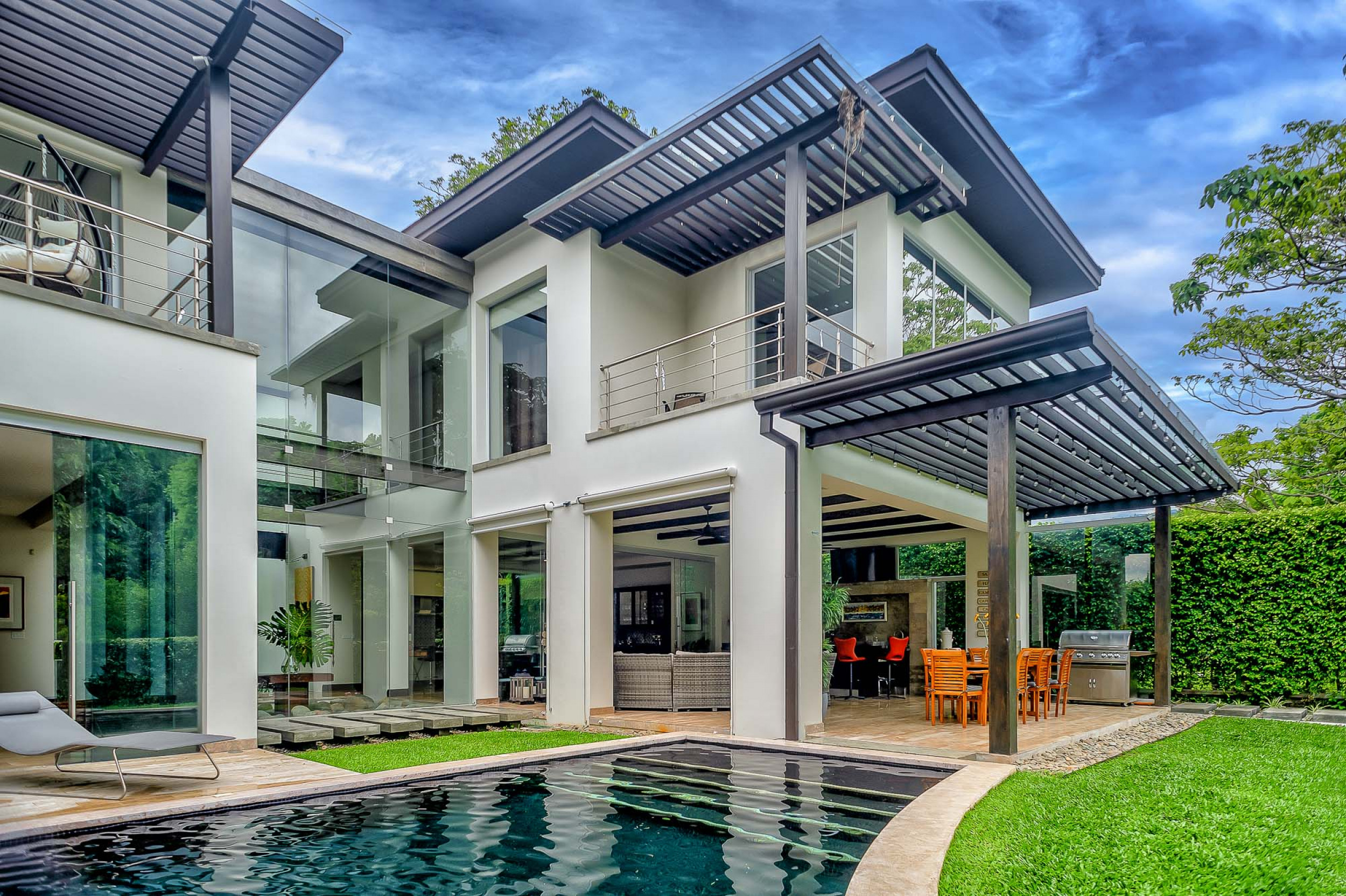 Luxurious Living: Casa Illuminata - Where Contemporary Elegance Meets Natural Splendor