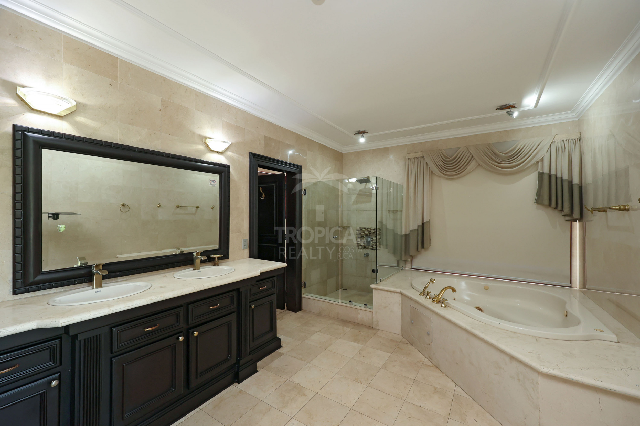 Luxury Home for Sale in Pinares de Curridabat – Modern Elegance Meets Timeless Comfort
