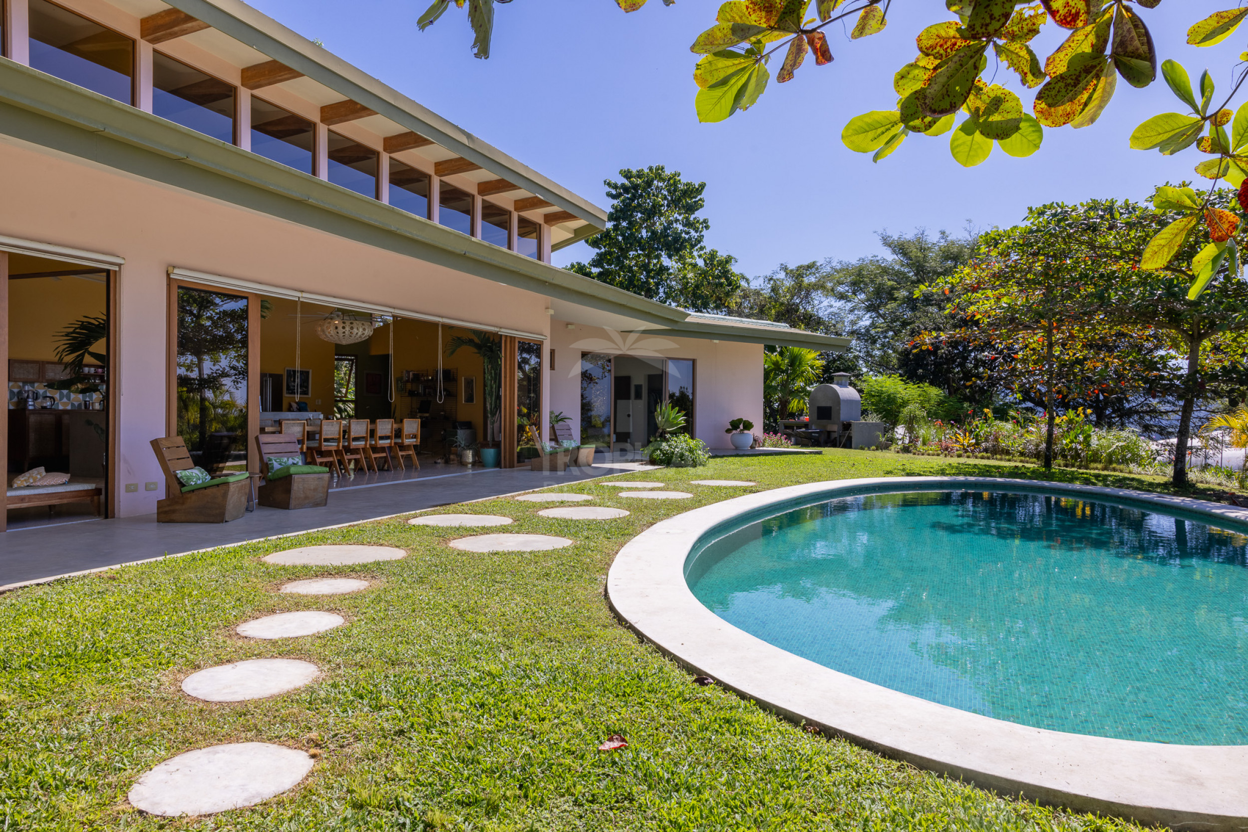 Villa de lujo con vista al mar en condominio cerrado – 3 habitaciones / 3.5 baños, piscina y lote de 5.000 m²