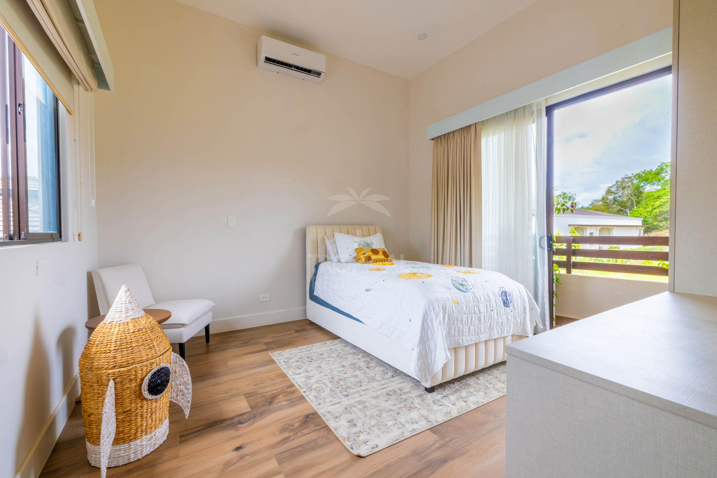 Luxury Residence for Sale in Hacienda Los Reyes – Contemporary Design, Guest Apartment & Exclusive Lifestyle