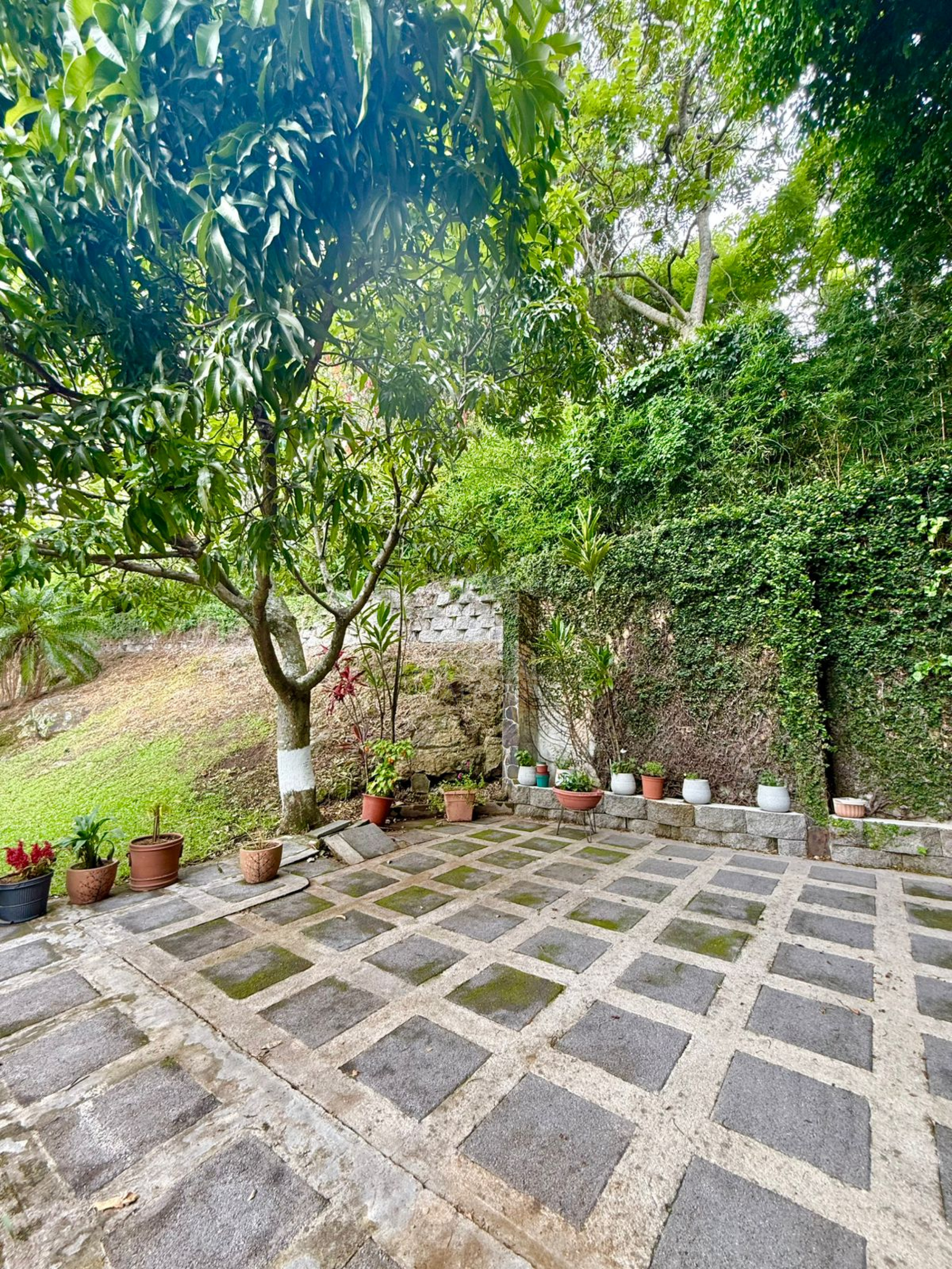 Luxury One-Story Home in Gated Community Near Multiplaza – 4 Bedrooms, Private Pool & 1,400 m² Lot