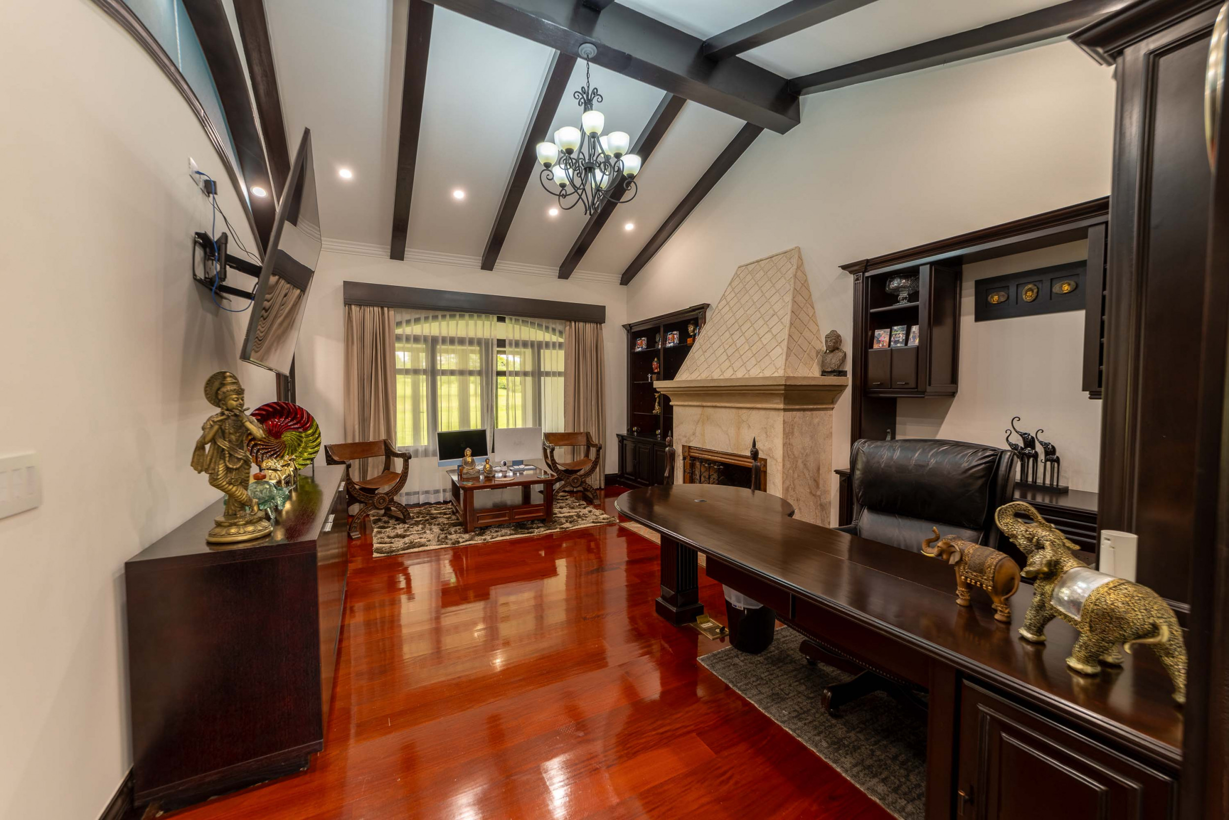 Monteran Luxury Estate: Exquisite 3-Bedroom Residence SOLD