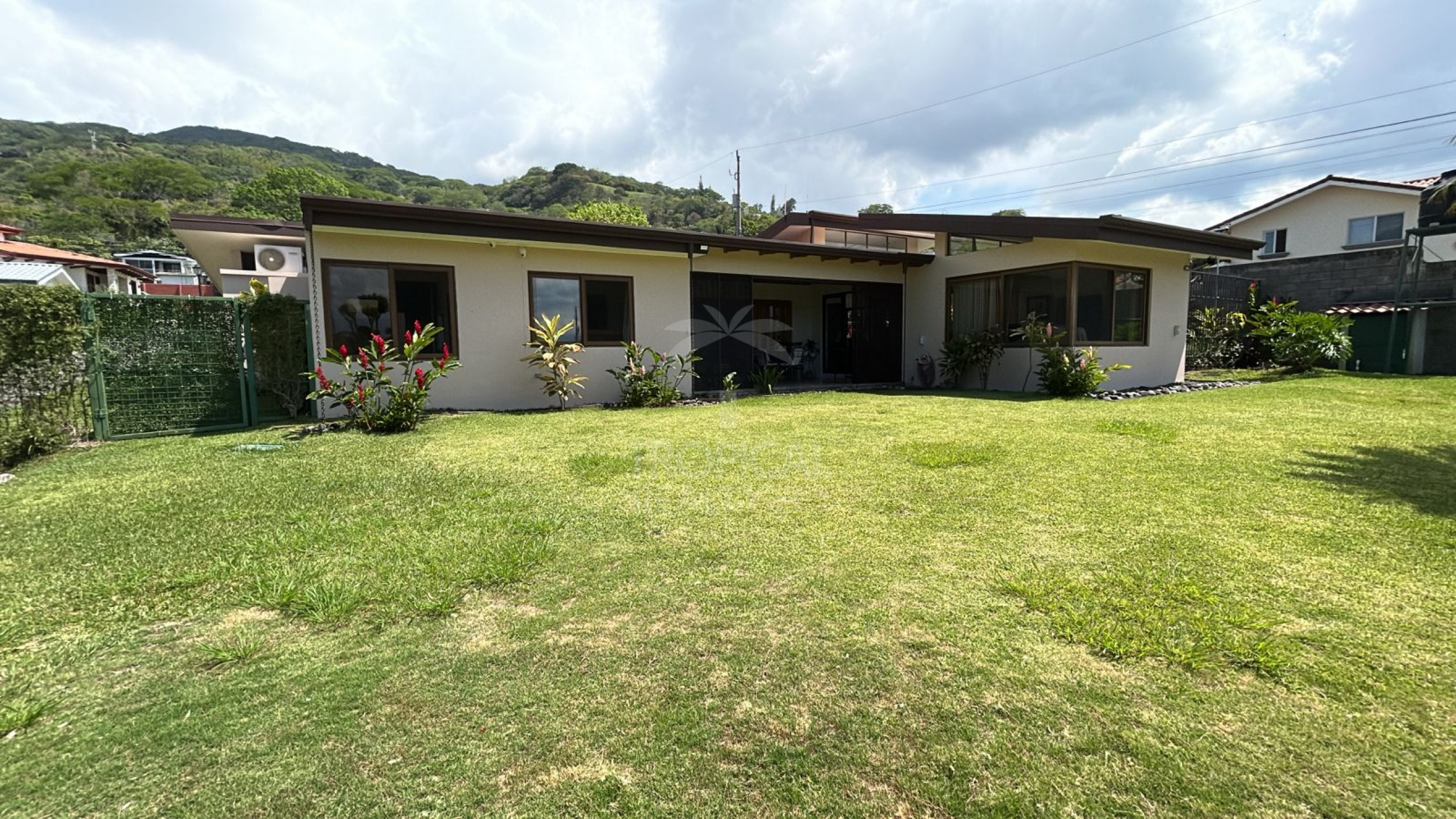Single-Story Home for Sale in Piedades de Santa Ana – Expansive 1,927 m² Lot and Private Setting