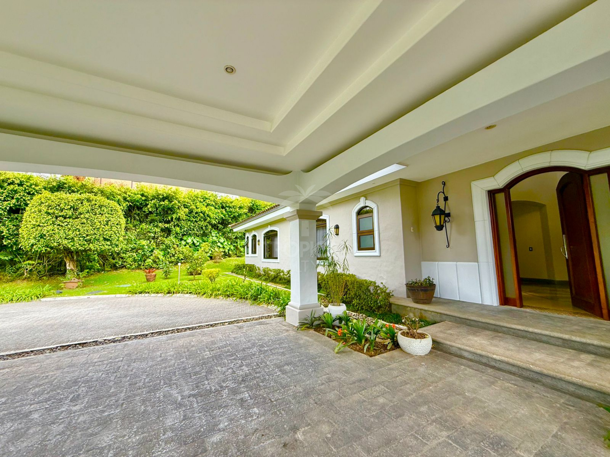 Luxury Single-Story Home in Monterán, Curridabat – 4 Bedrooms, Jacuzzi & 2,800 m² Lot