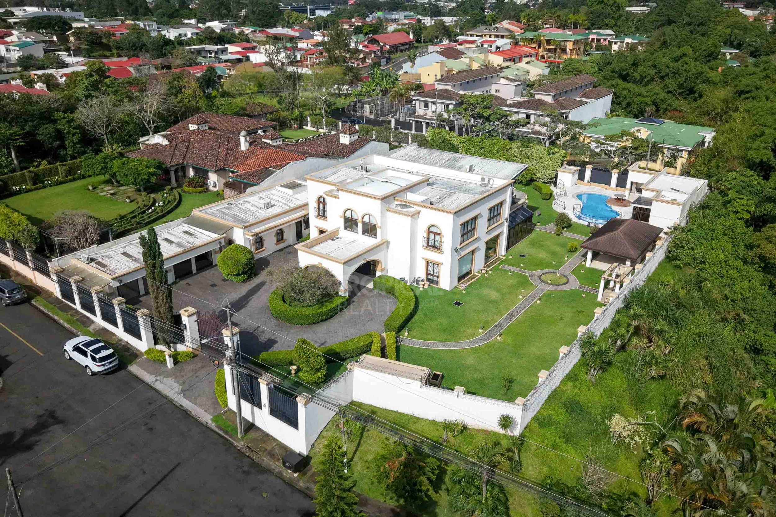 Luxury Home for Sale in Pinares de Curridabat – Modern Elegance Meets Timeless Comfort