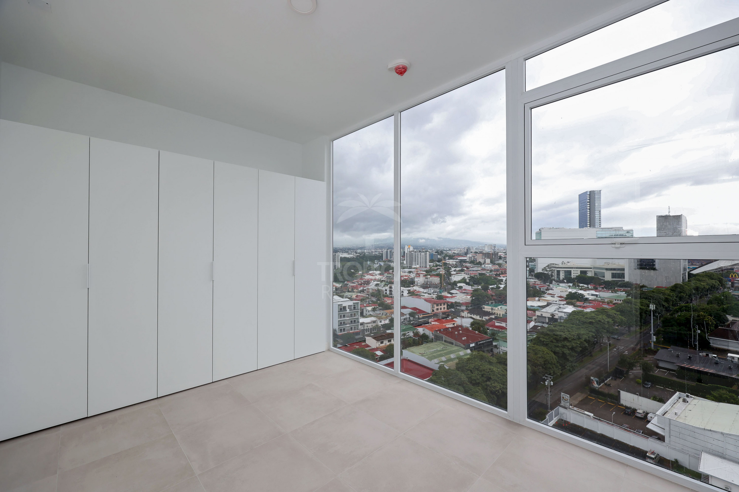 Contemporary City View Apartment – La Sabana, San José