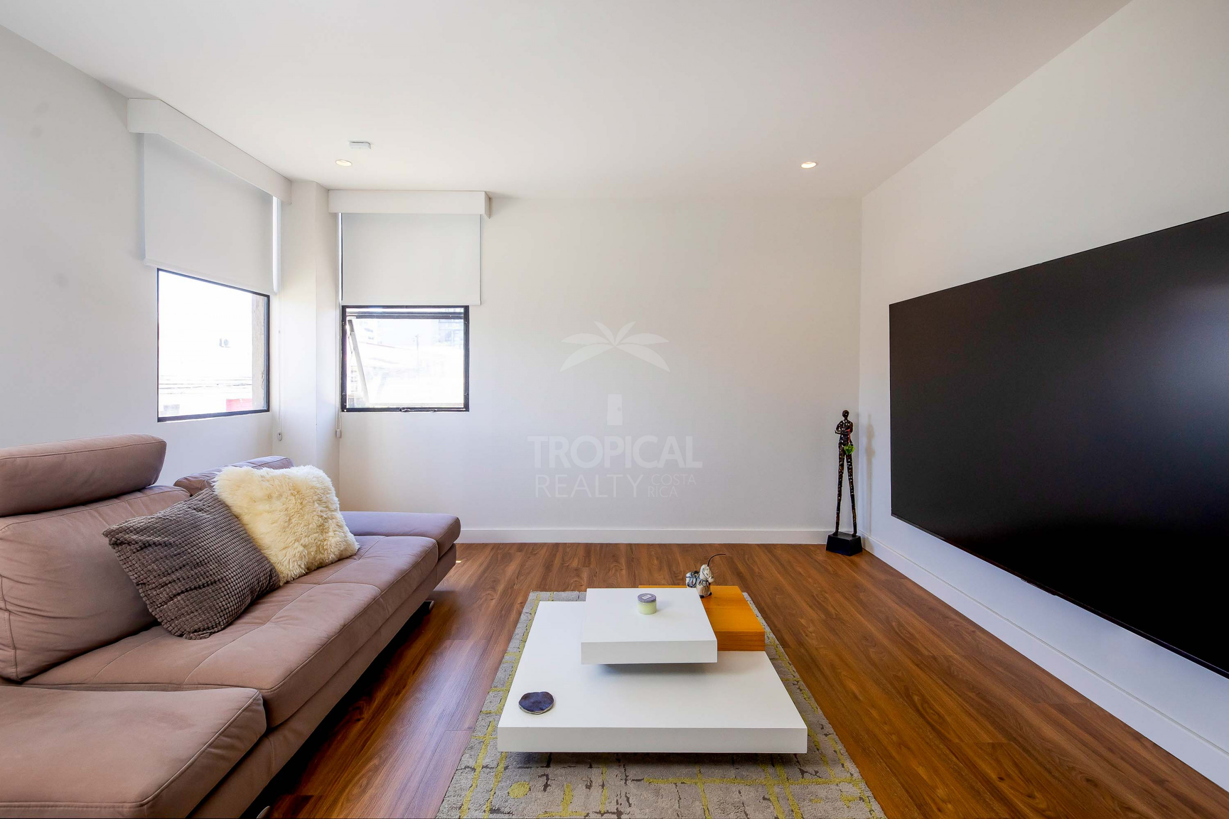 Luxury Apartment for Sale in Rohrmoser – Wraparound Balcony & Park Views