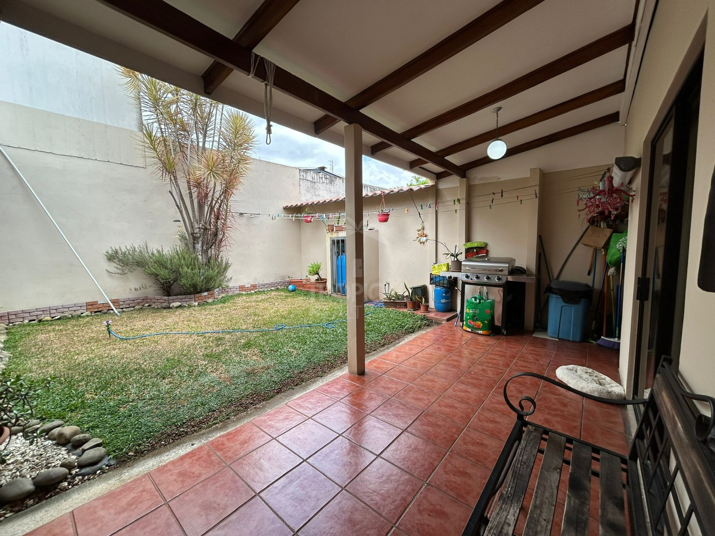 Independent Home for Sale in San Francisco de Dos Ríos – Spacious Layout, Office & Patio