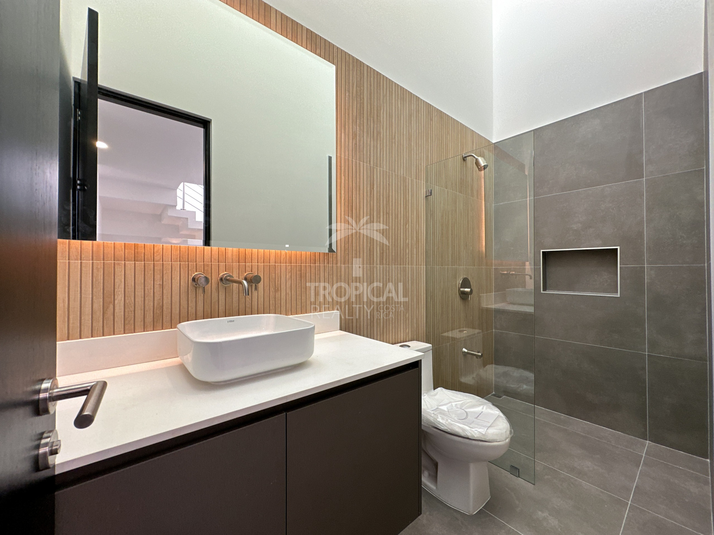 Discover your dream home in the prestigious Bonavista Condominium!