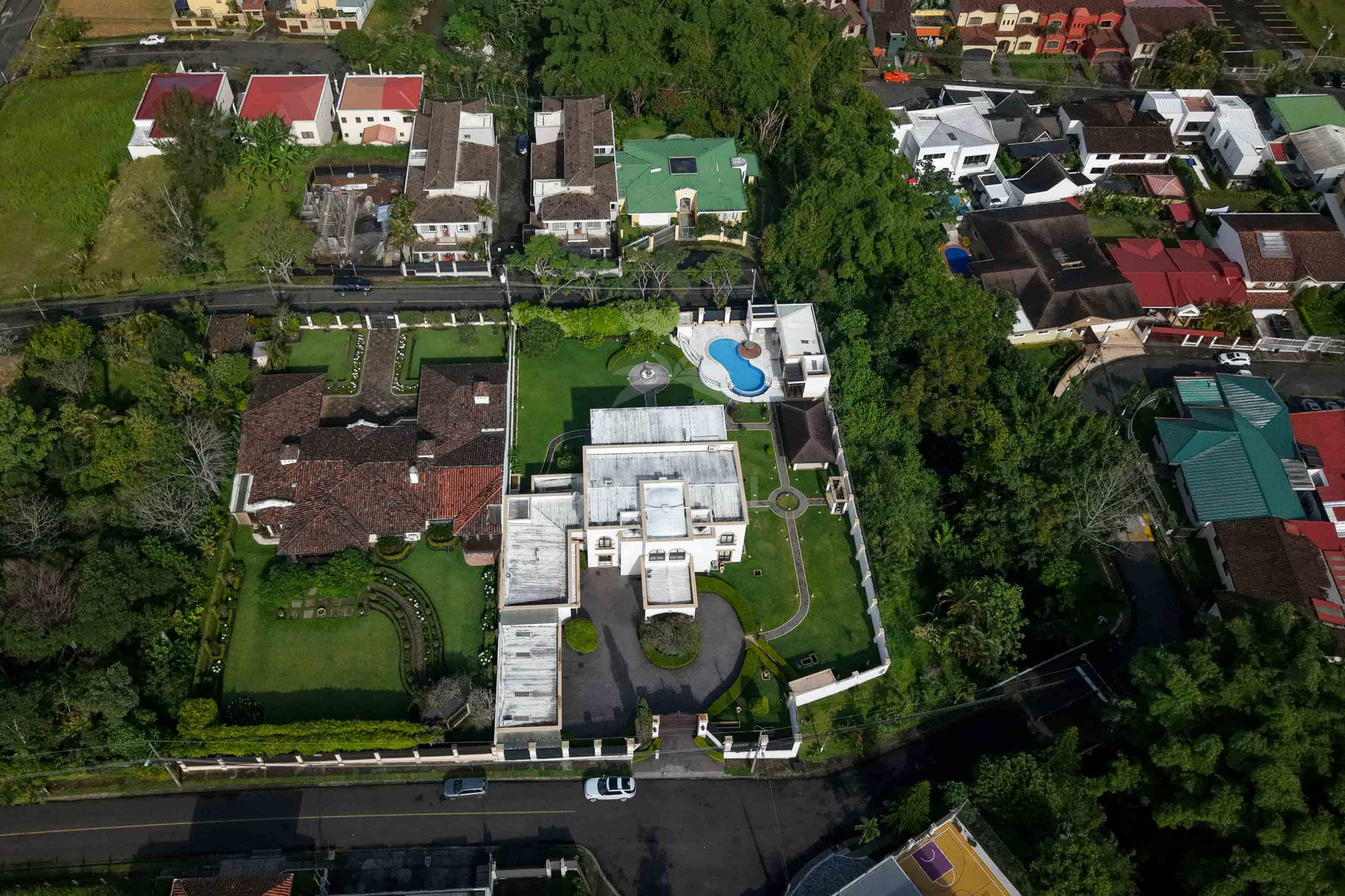 Luxury Home for Sale in Pinares de Curridabat – Modern Elegance Meets Timeless Comfort