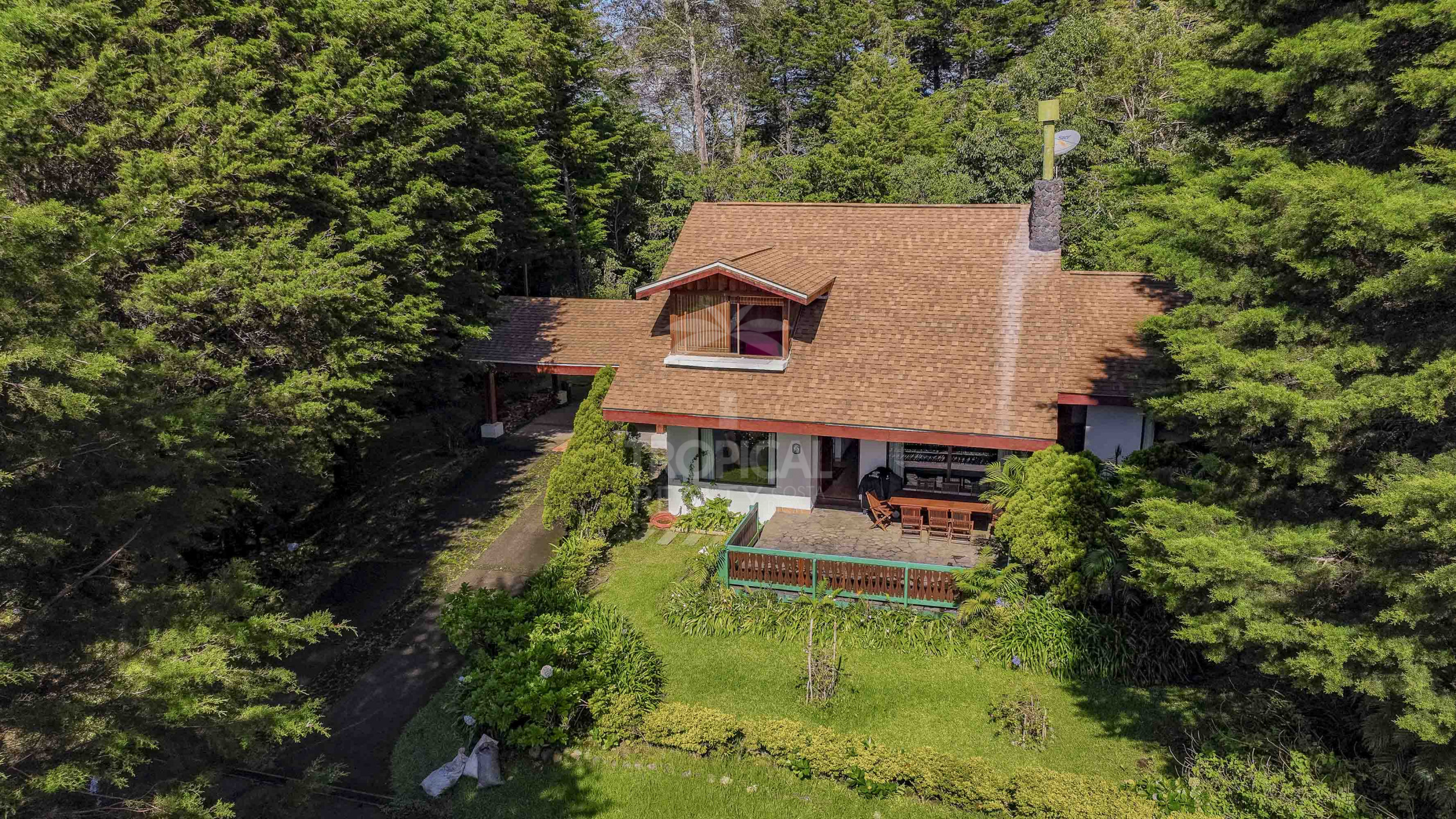 Alpine-Inspired Mountain Retreat in Monte Lagos, Heredia – A Nature Lover’s Paradise