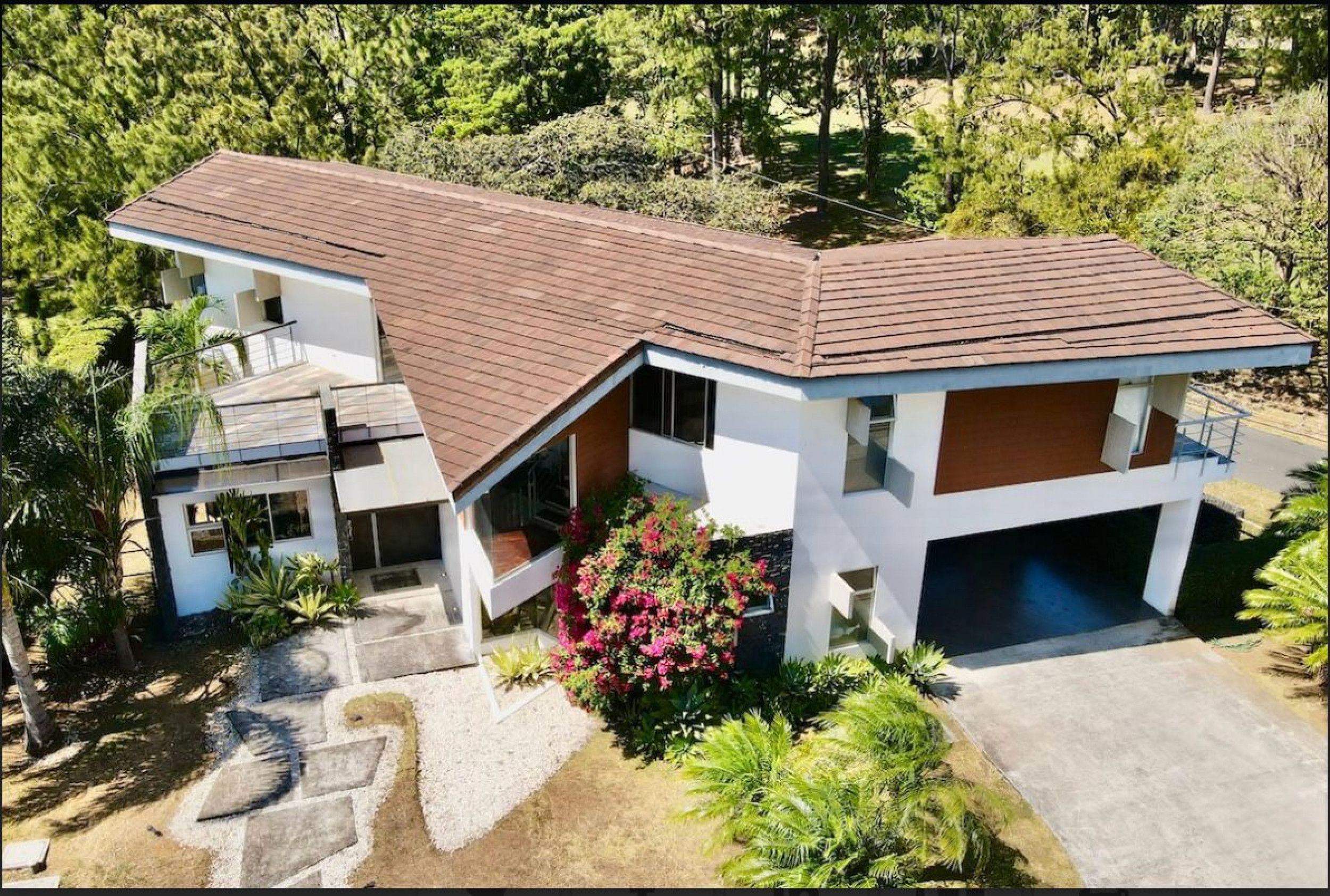 Charming two-story residence in Los Reyes La Guacima SOLD