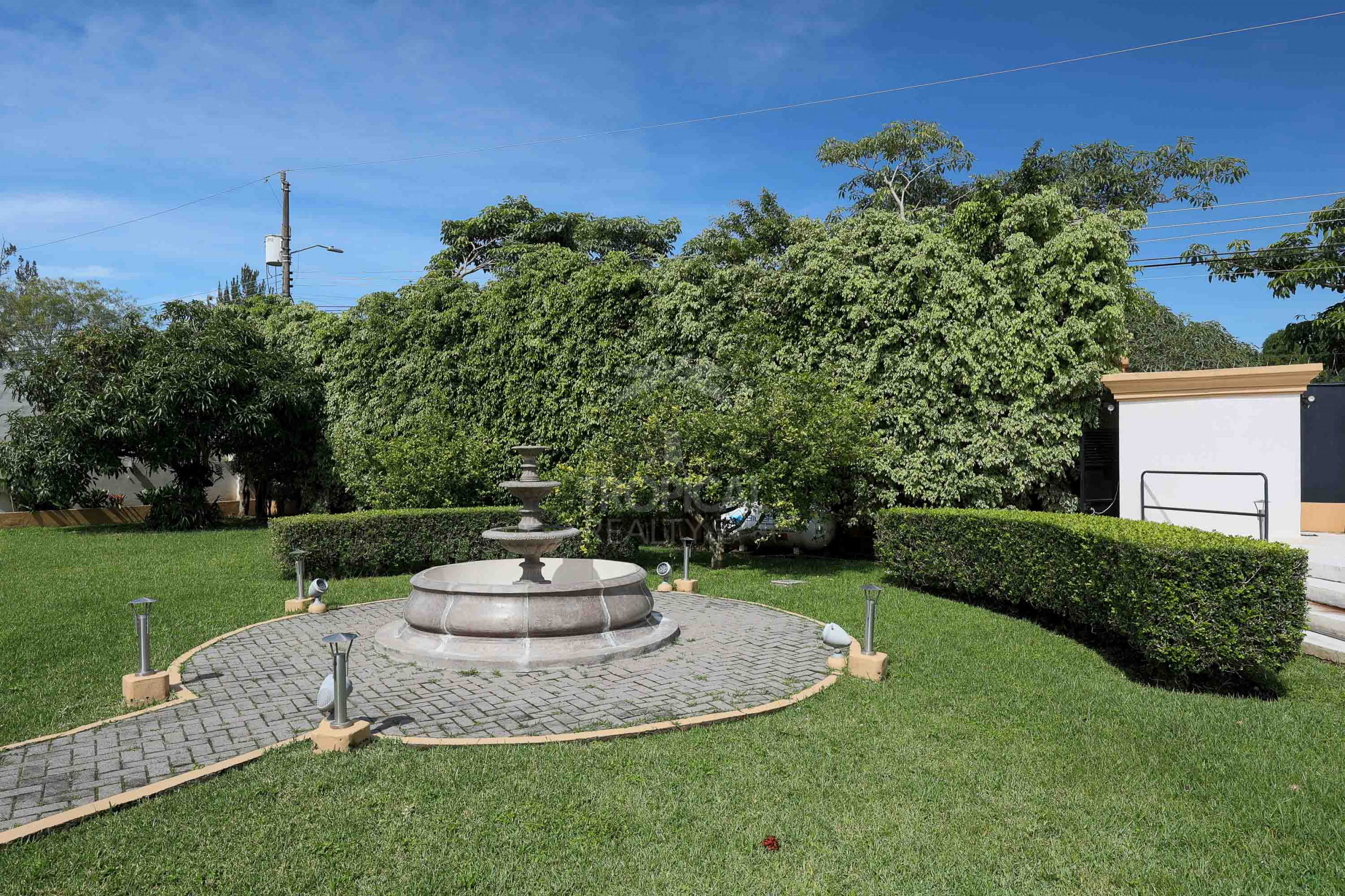 Luxury Home for Sale in Pinares de Curridabat – Modern Elegance Meets Timeless Comfort