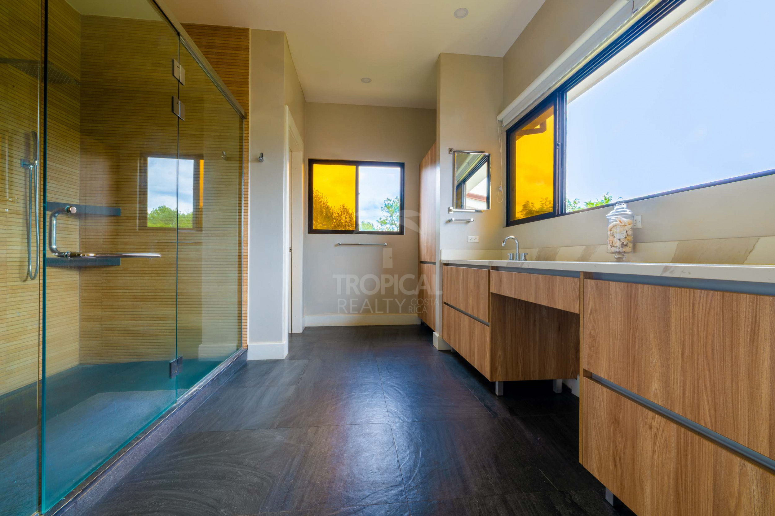 Luxury Residence for Sale in Hacienda Los Reyes – Contemporary Design, Guest Apartment & Exclusive Lifestyle