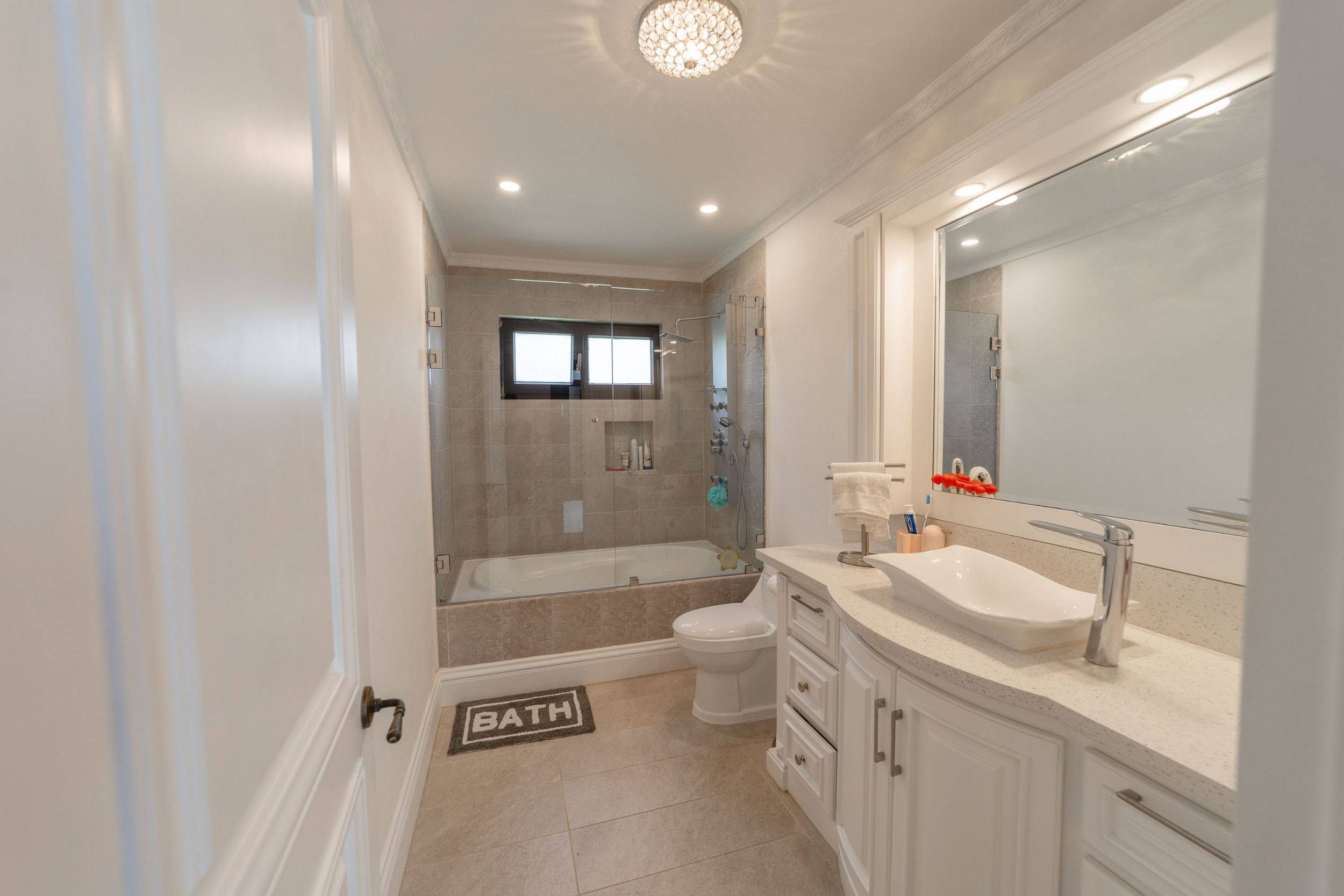 Monteran Luxury Estate: Exquisite 3-Bedroom Residence SOLD