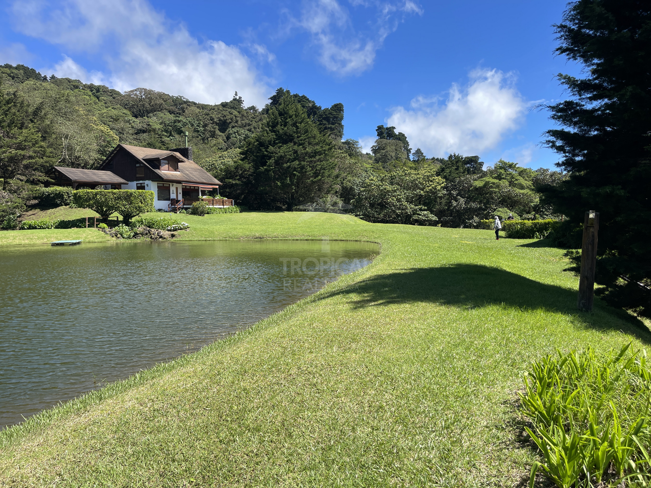 Alpine-Inspired Mountain Retreat in Monte Lagos, Heredia – A Nature Lover’s Paradise