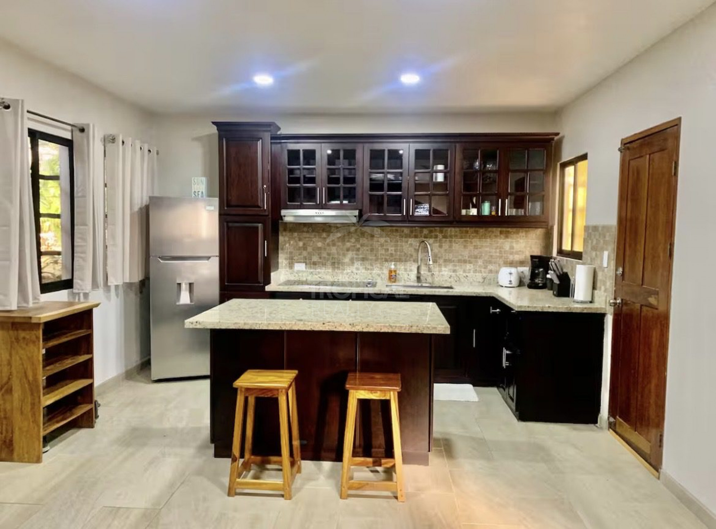 Renovated Townhome for Sale in Tamarindo – Walking Distance to the Beach and Excellent Investment Opportunity