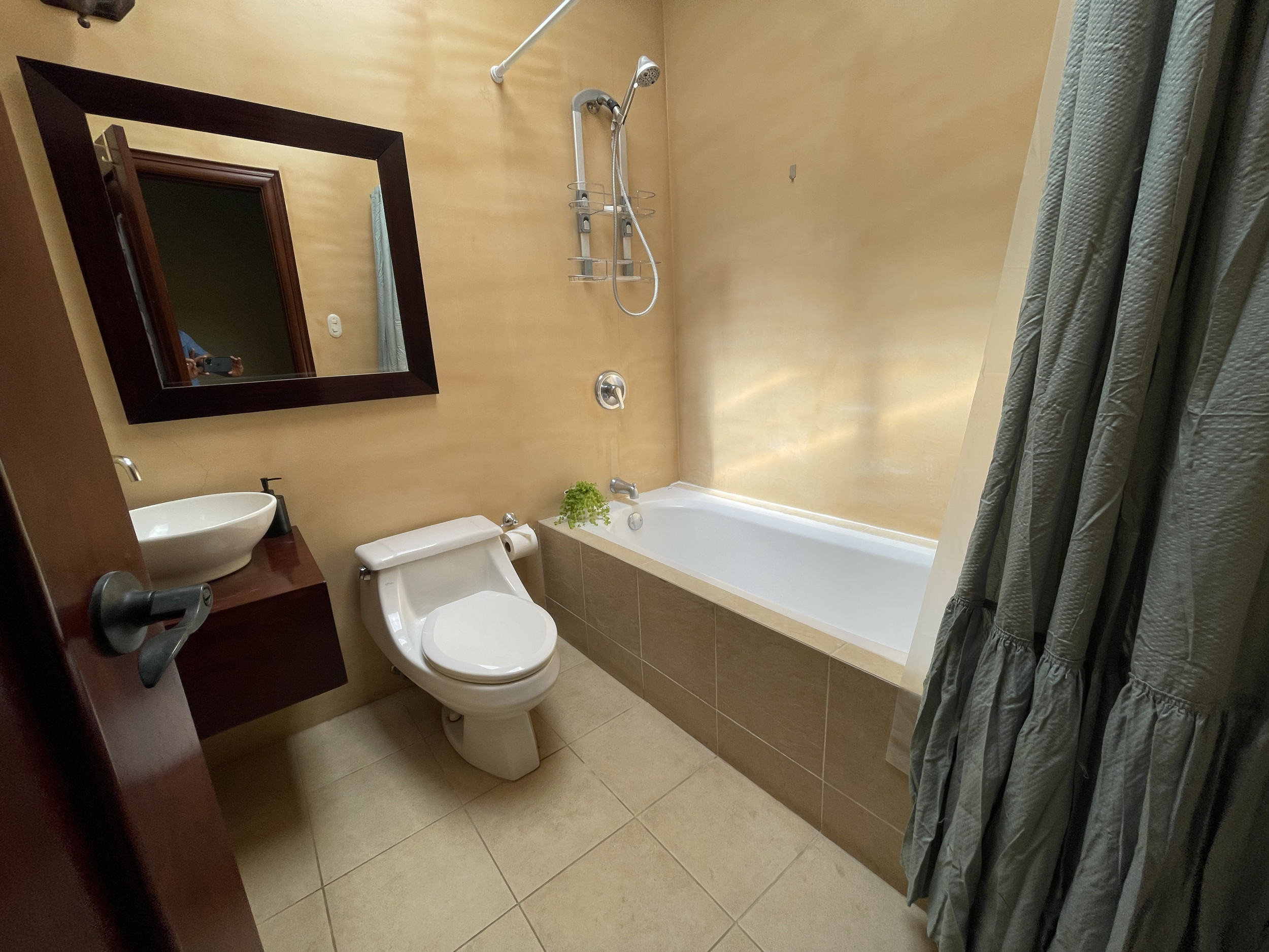 House for sale in Ciudad Colón, El Rodeo – With Pool and Spacious Green Areas