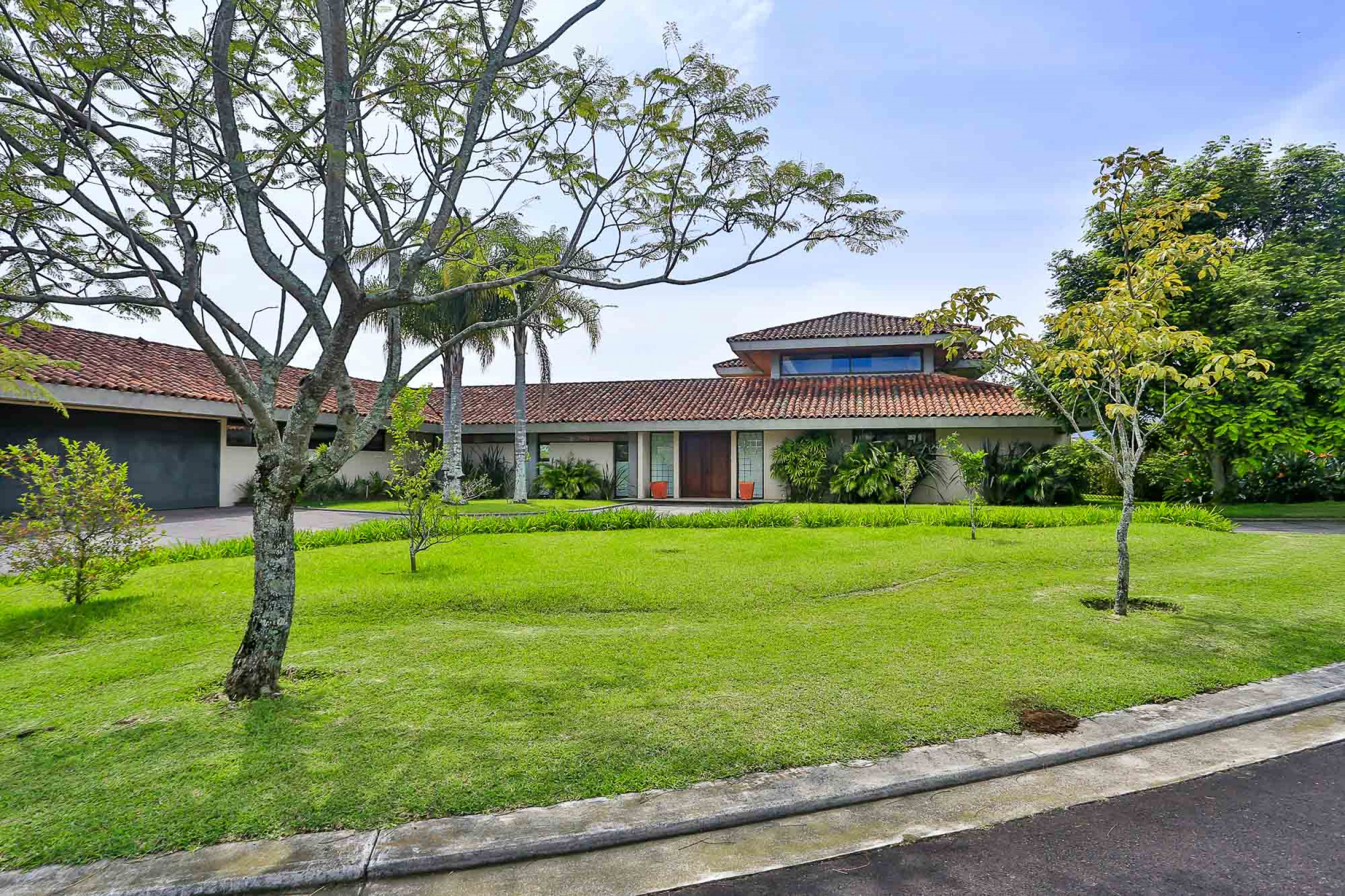 For Sale: Stunning Luxury Home in Monteran, Granadilla – Premier Location and Exclusive Privacy