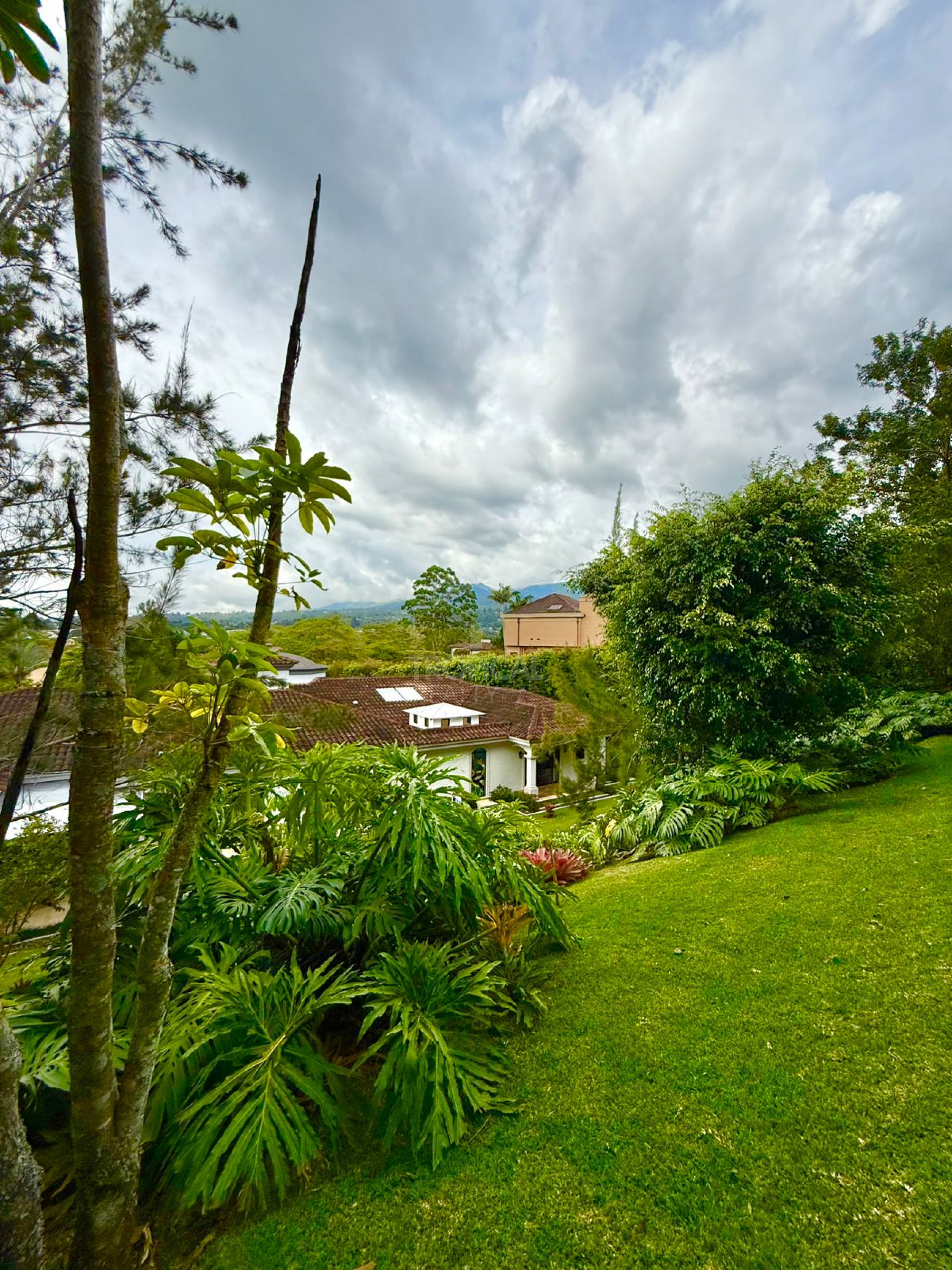 Luxury Single-Story Home in Monterán, Curridabat – 4 Bedrooms, Jacuzzi & 2,800 m² Lot