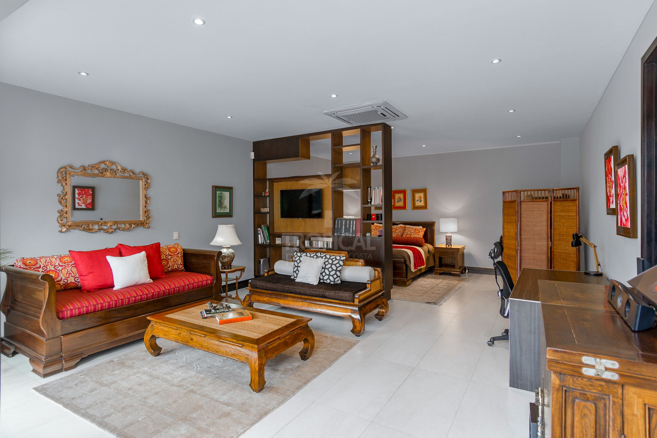 La Hacienda Cosmopolitan Chic – Exclusive Single-Level Luxury Estate in Santa Ana