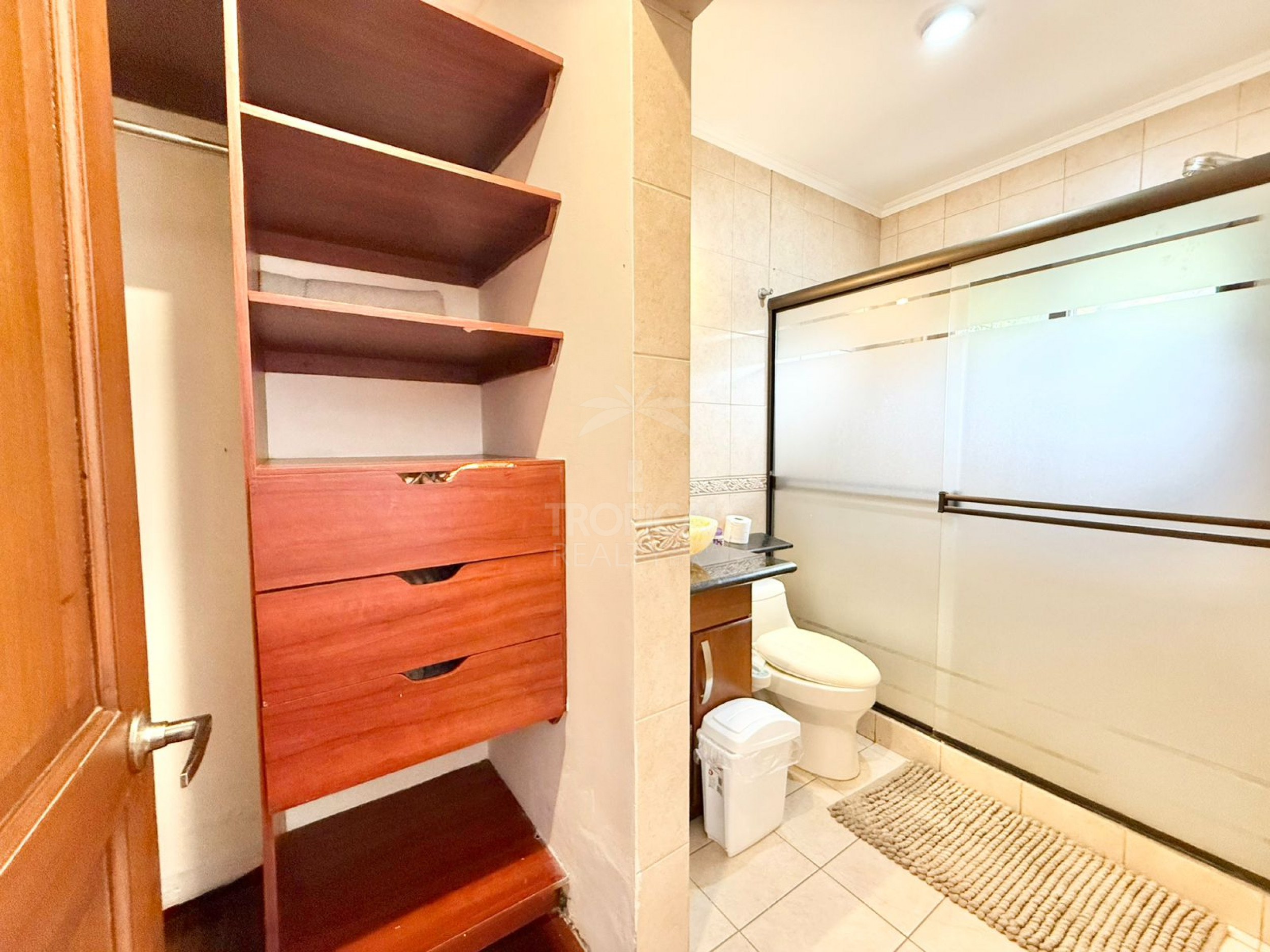 Luxury One-Story Home in Gated Community Near Multiplaza – 4 Bedrooms, Private Pool & 1,400 m² Lot