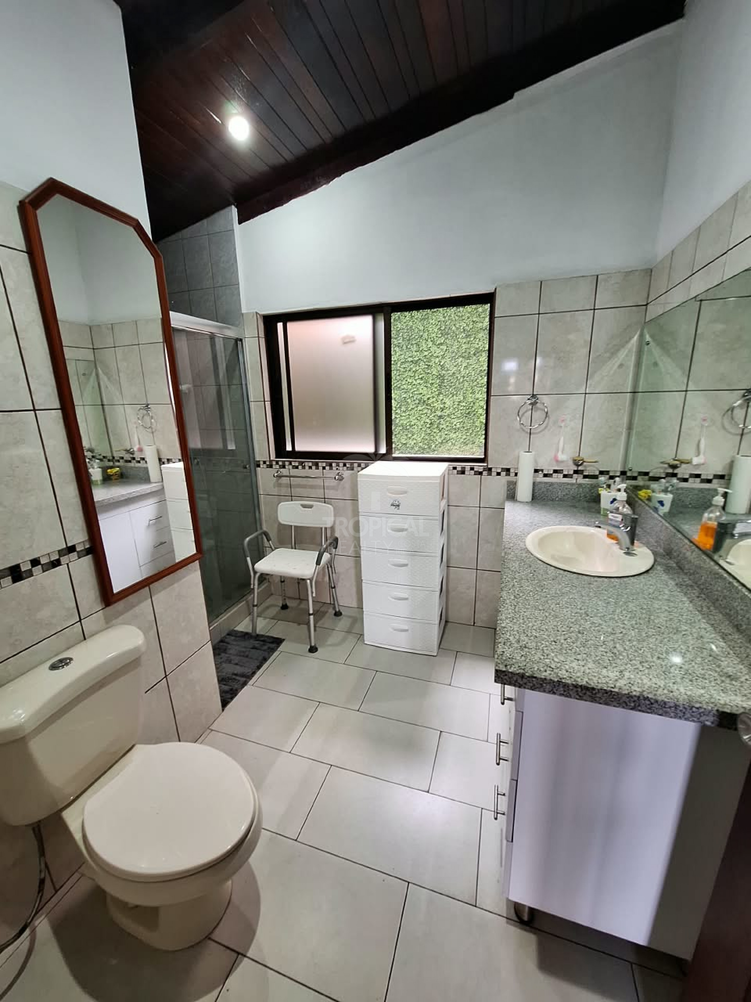 Multi-Purpose Property for Sale in Downtown Heredia – Residential Comfort, Investment Potential and Commercial Opportunity
