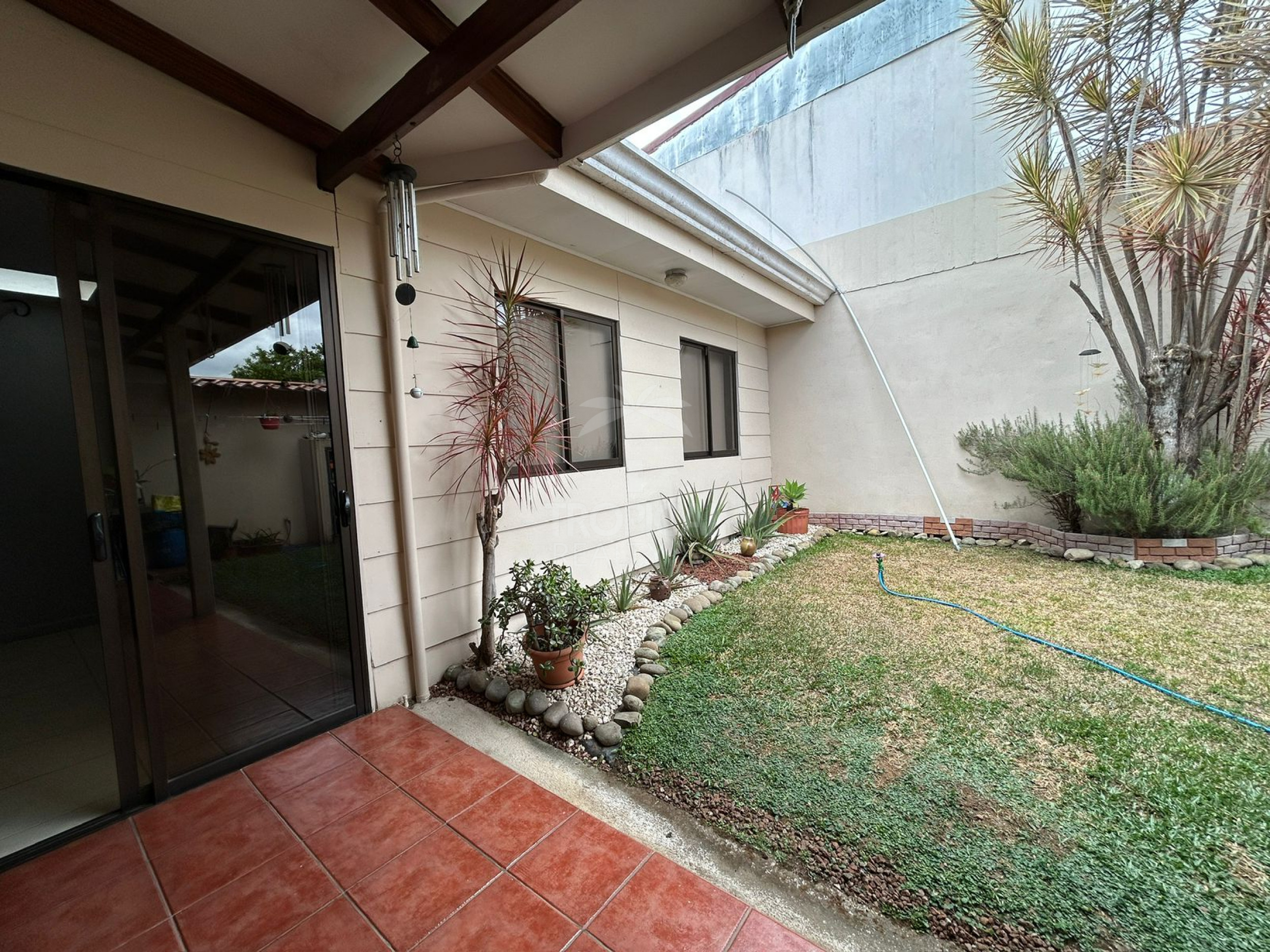 Independent Home for Sale in San Francisco de Dos Ríos – Spacious Layout, Office & Patio
