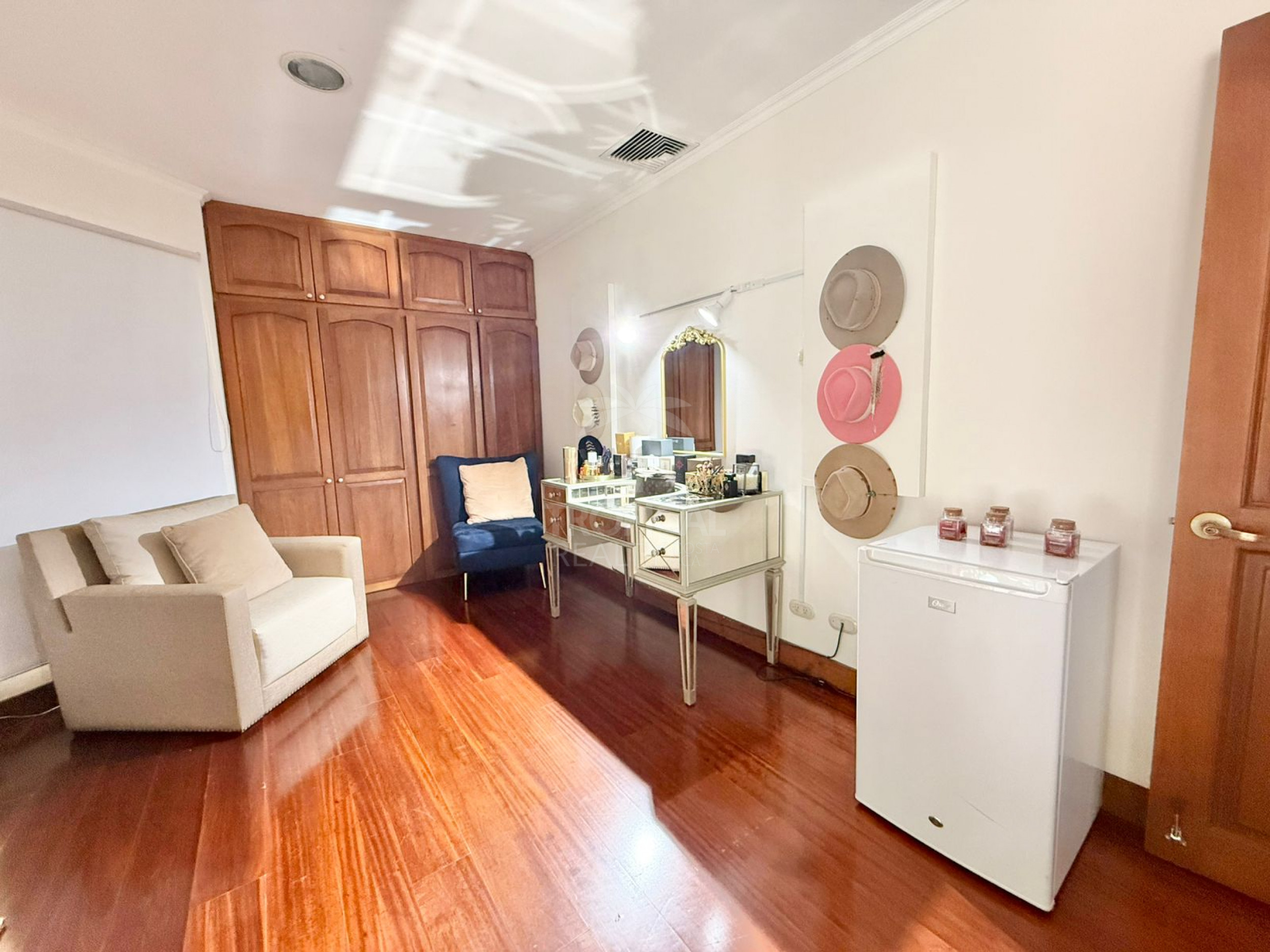 Luxury One-Story Home in Gated Community Near Multiplaza – 4 Bedrooms, Private Pool & 1,400 m² Lot