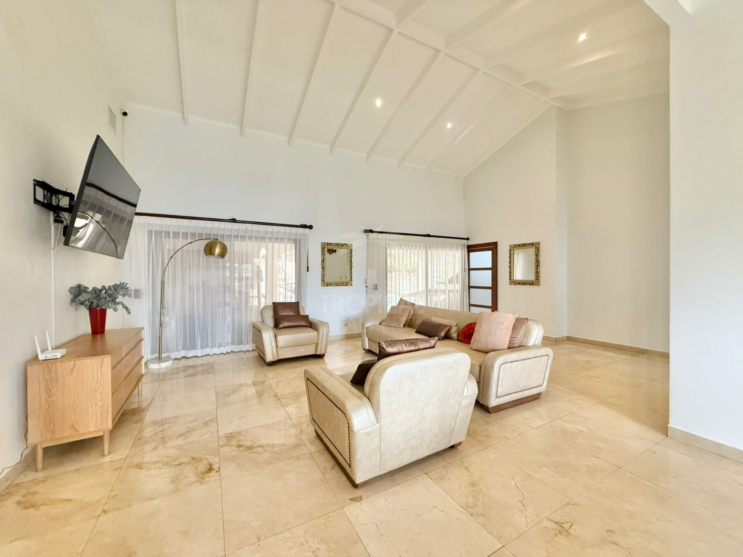 Luxury One-Story Home in Gated Community Near Multiplaza – 4 Bedrooms, Private Pool & 1,400 m² Lot