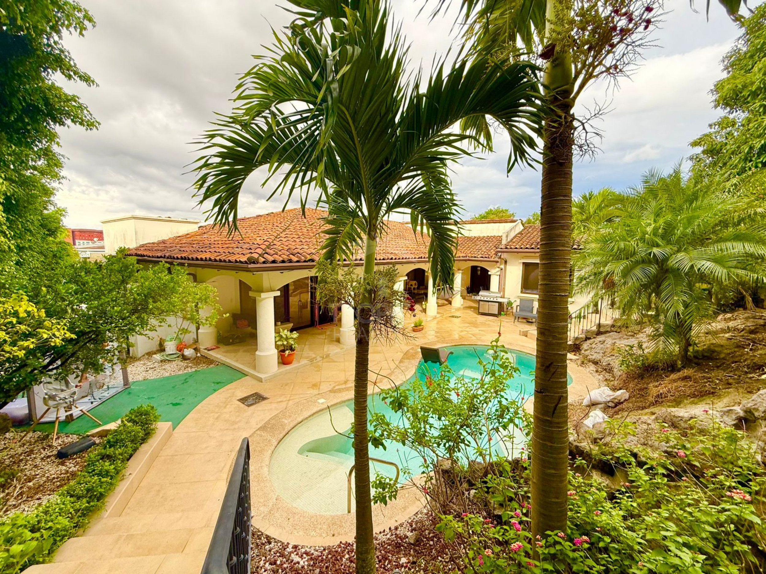 Luxury One-Story Home in Gated Community Near Multiplaza – 4 Bedrooms, Private Pool & 1,400 m² Lot