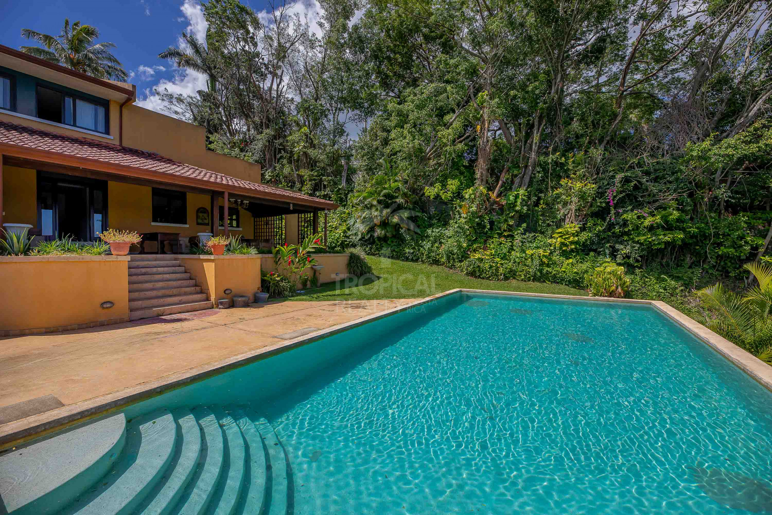 Elegant Italian-Style Villa with Mountain Views – Near Santa Ana, Costa Rica