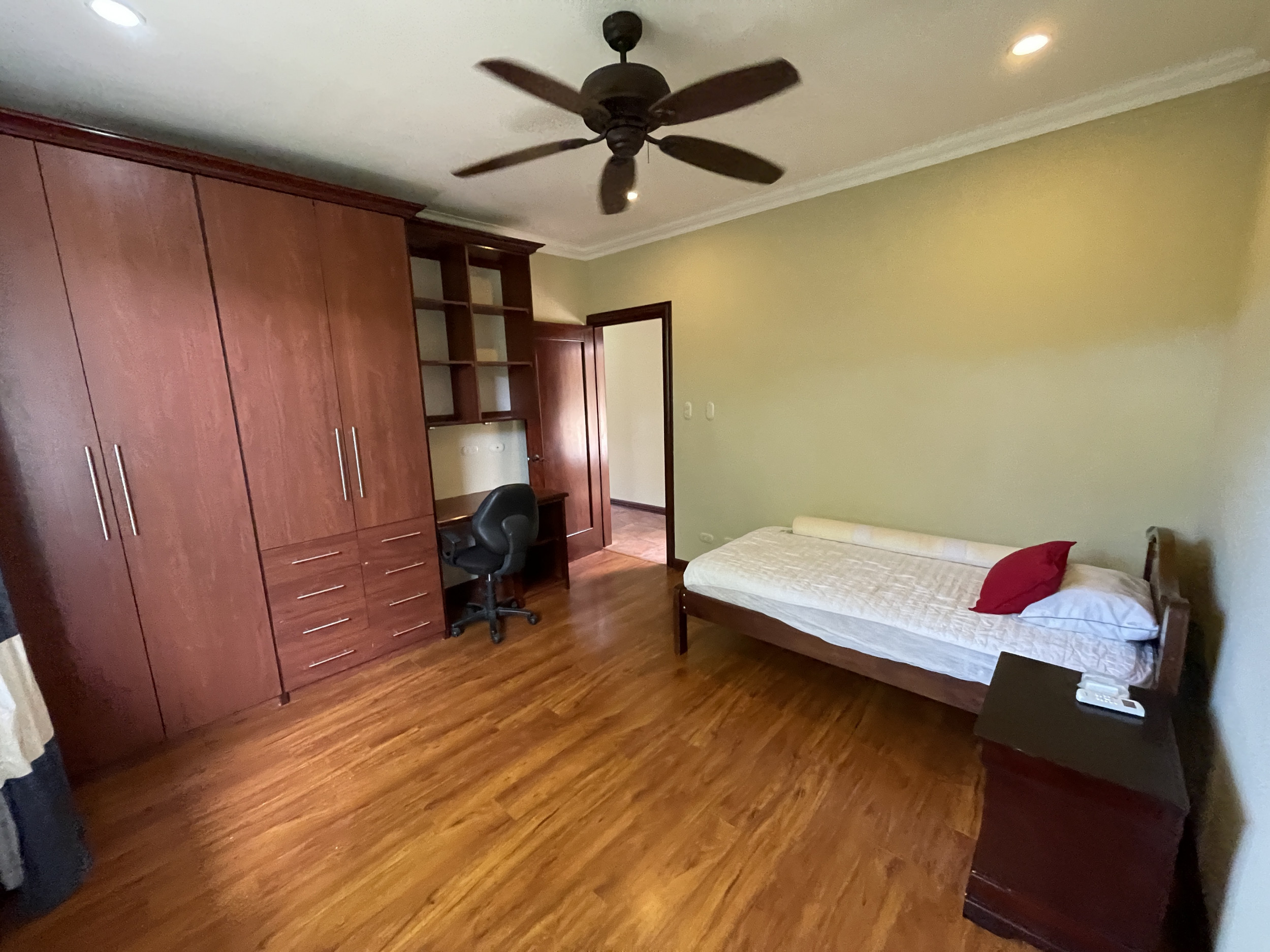 House for sale in Ciudad Colón, El Rodeo – With Pool and Spacious Green Areas
