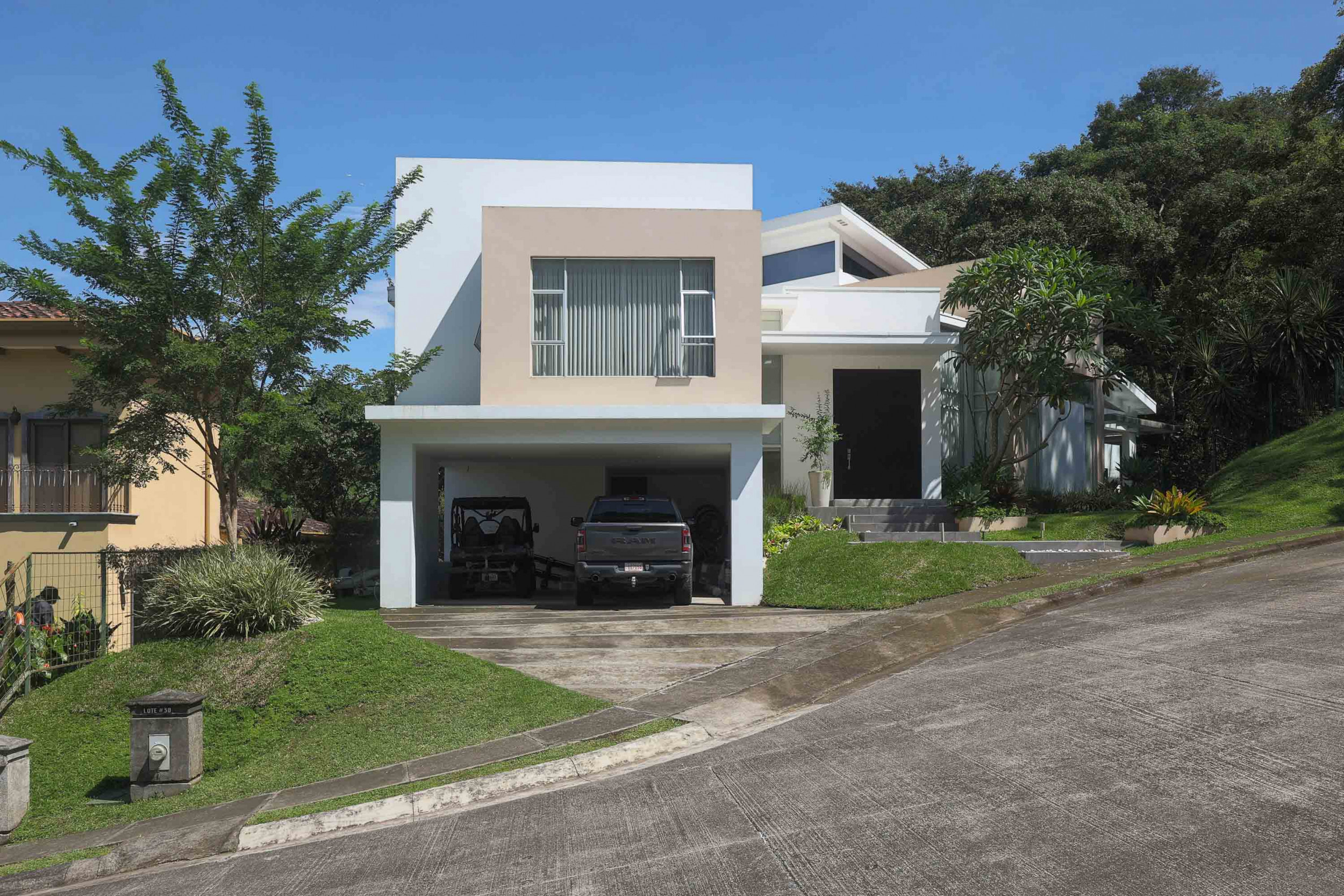 Exclusive Contemporary Home with Forest Views in Cerro Colón