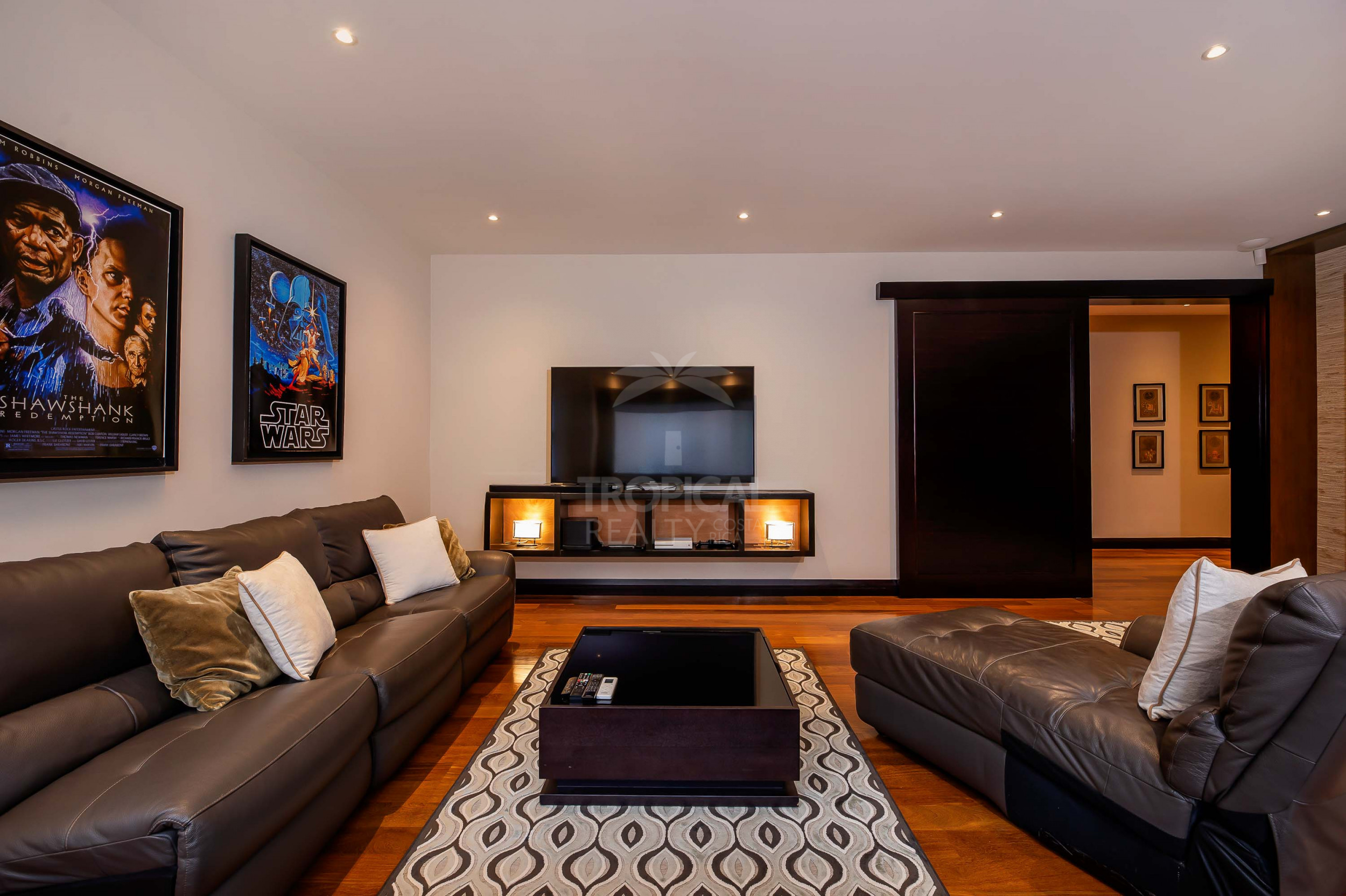 La Hacienda Cosmopolitan Chic – Exclusive Single-Level Luxury Estate in Santa Ana