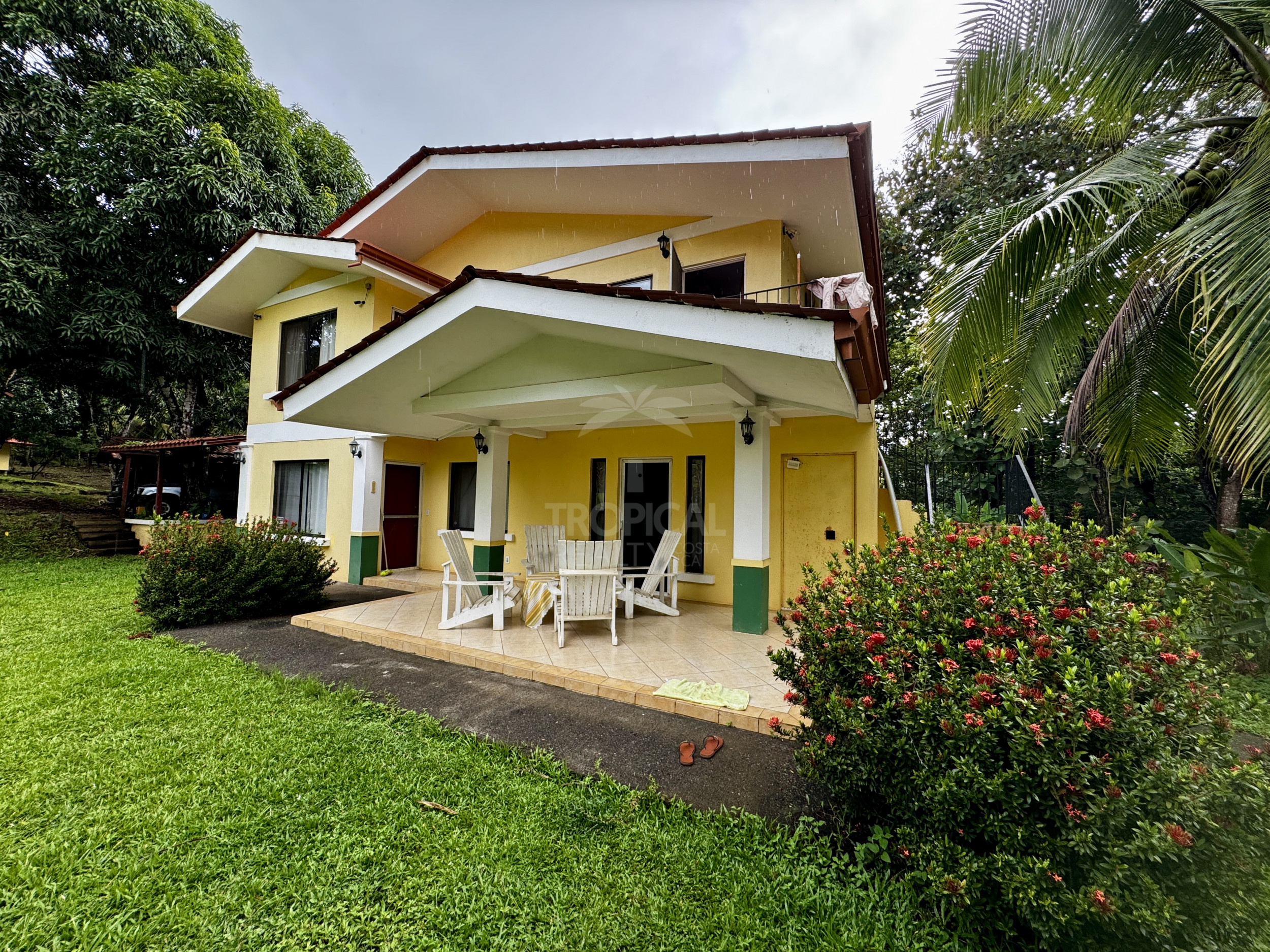 Apartamento en alquiler en Montezuma, tres habitaciones, su hogar frente al paraíso.