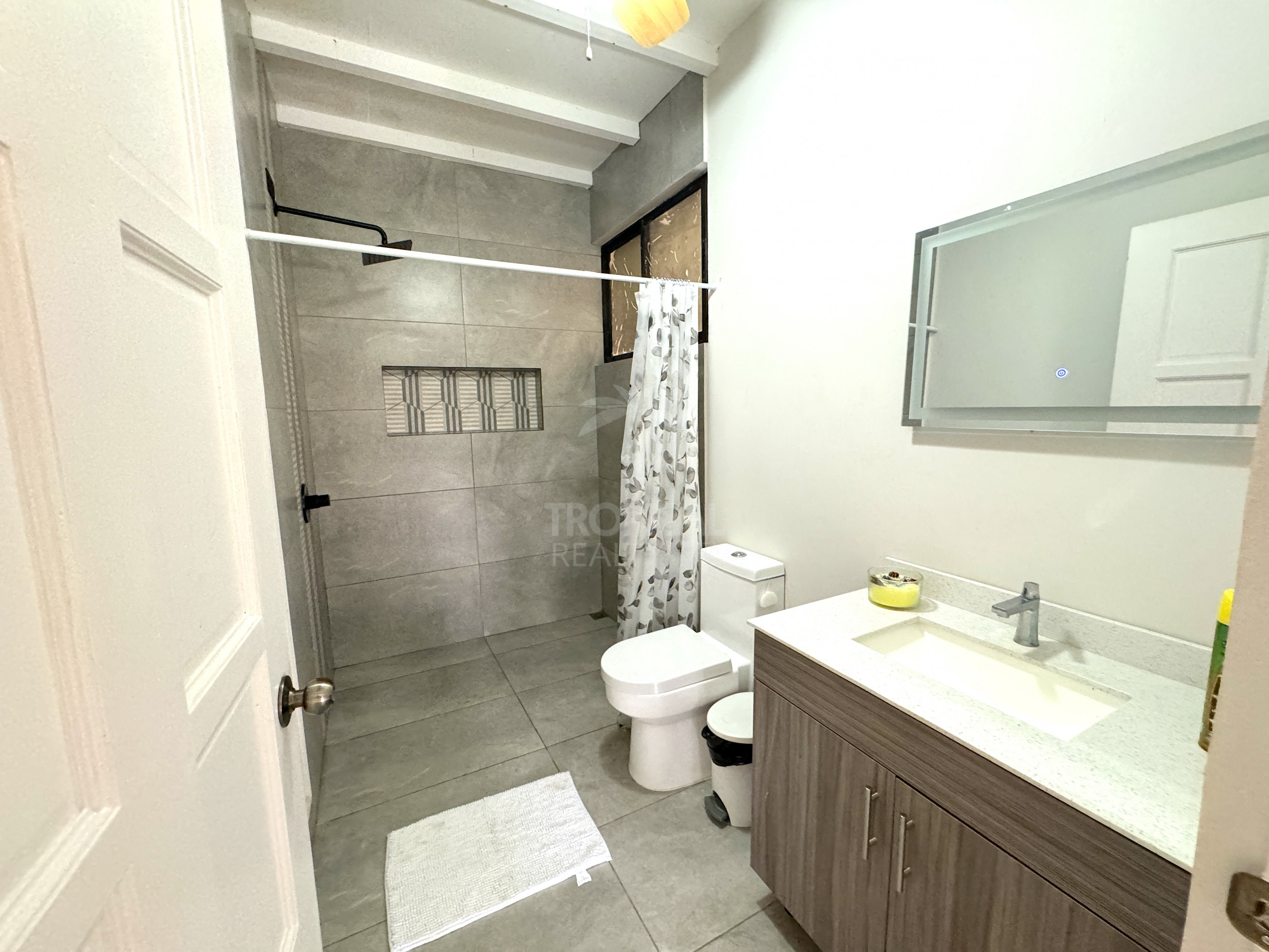 Modern Home for Sale in Playas del Coco – 2 Bedrooms, Fenced Garden, and Pool Potential