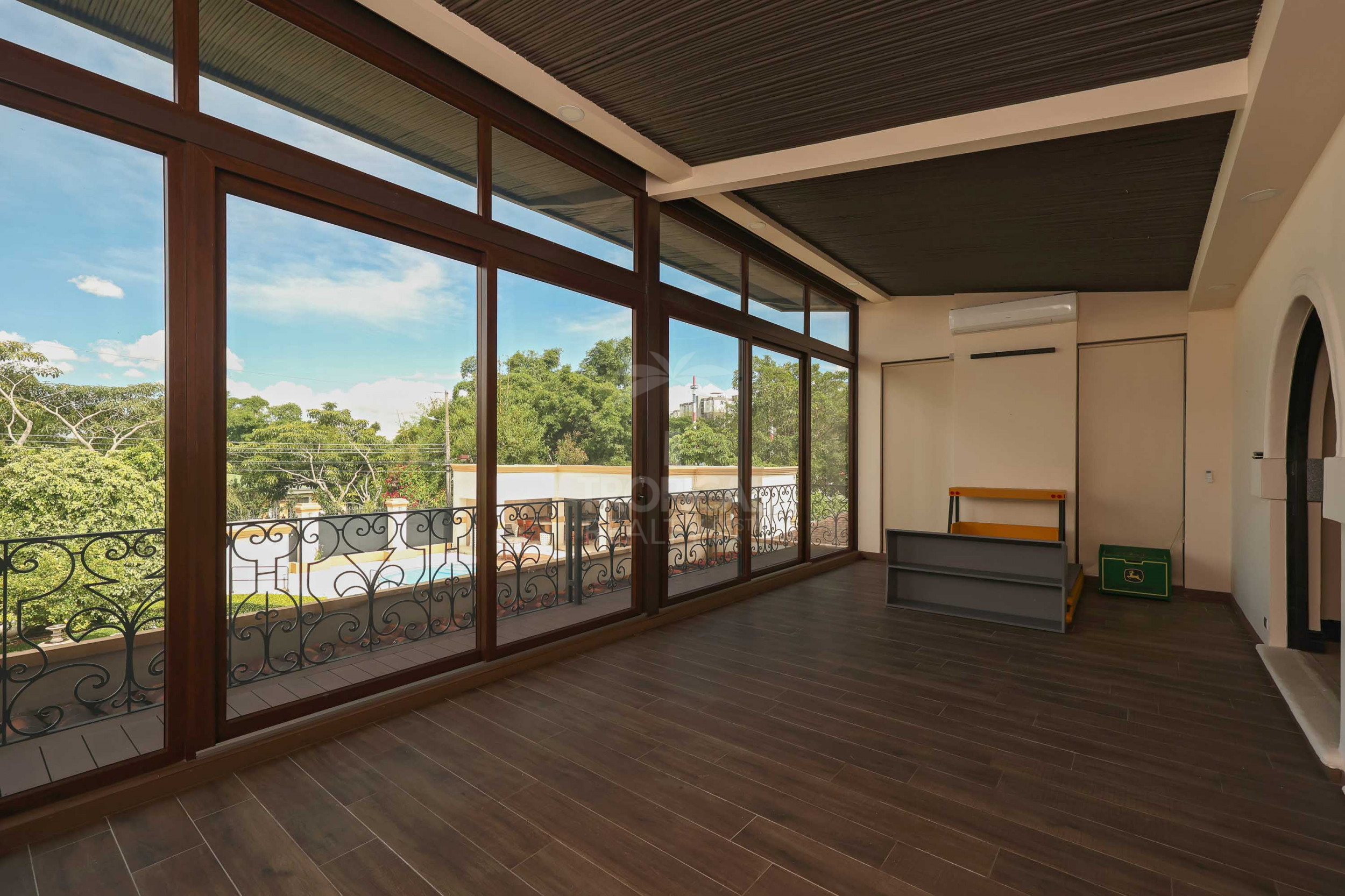 Luxury Home for Sale in Pinares de Curridabat – Modern Elegance Meets Timeless Comfort