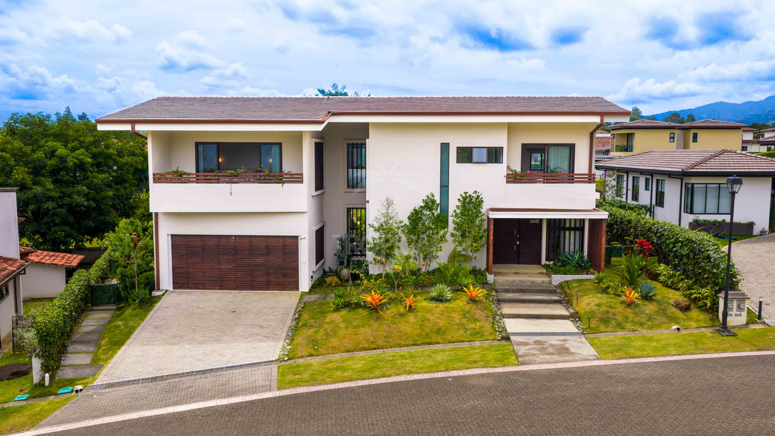 Luxury Residence for Sale in Hacienda Los Reyes – Contemporary Design, Guest Apartment & Exclusive Lifestyle