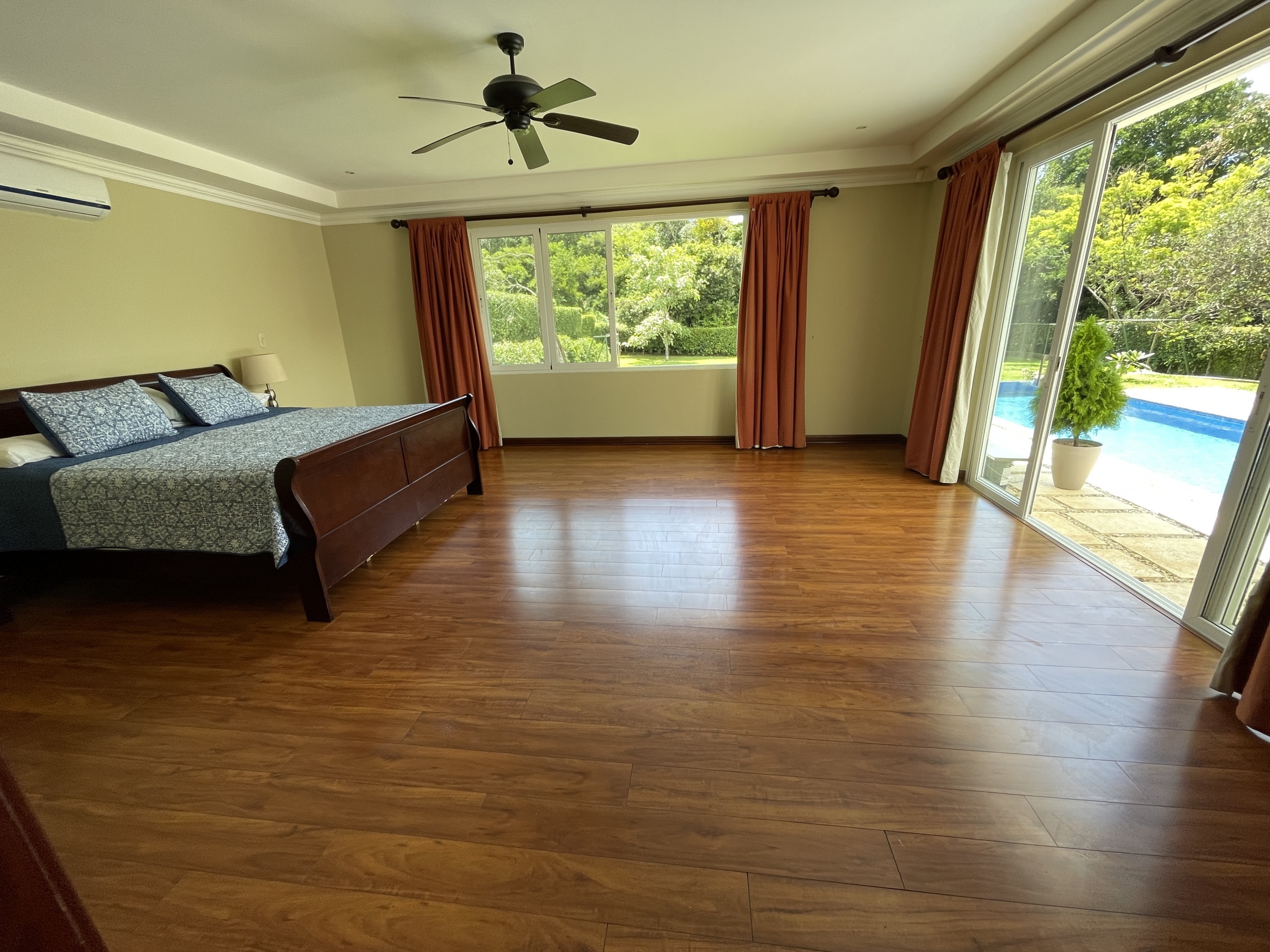 House for sale in Ciudad Colón, El Rodeo – With Pool and Spacious Green Areas
