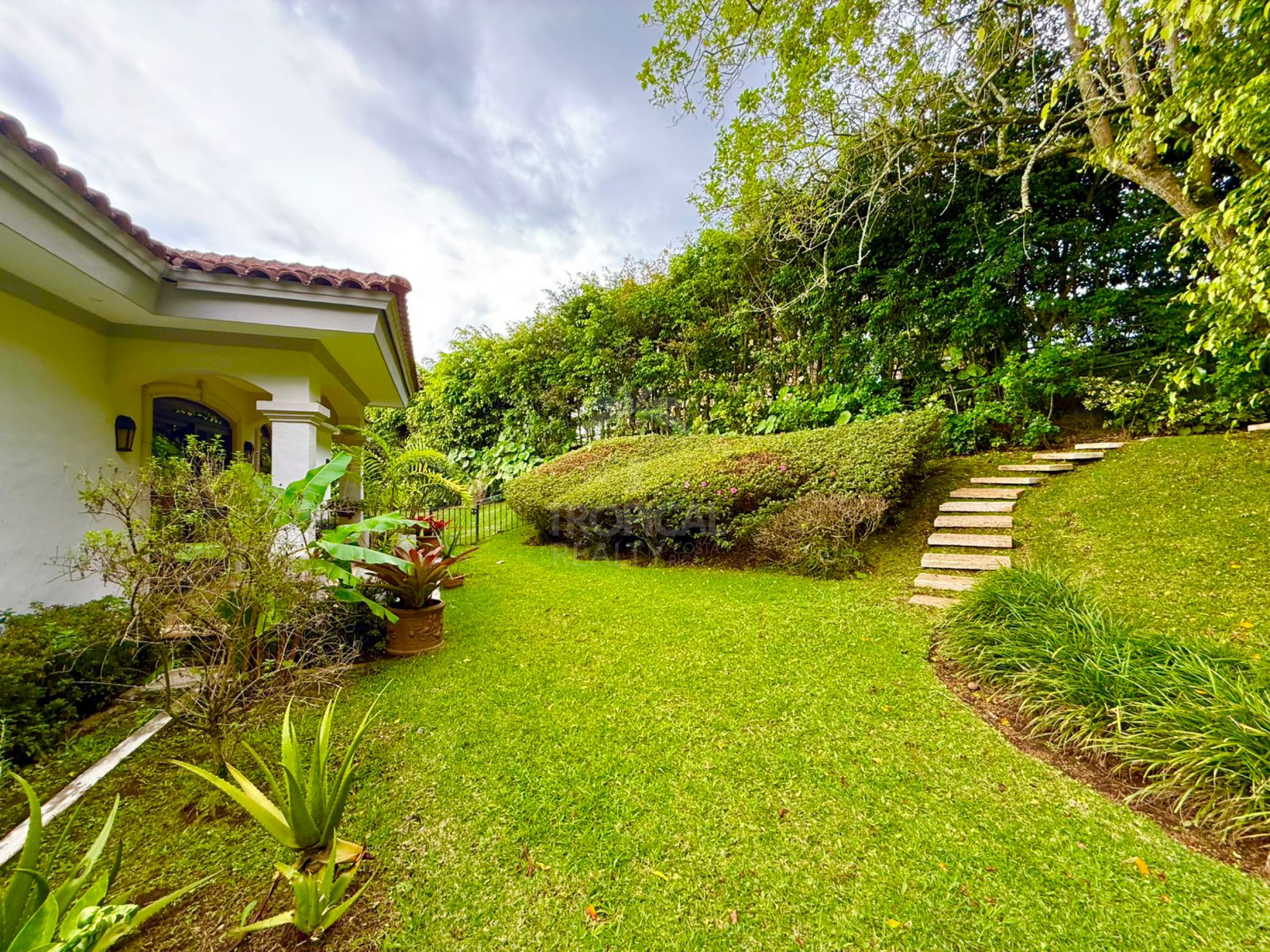 Luxury Single-Story Home in Monterán, Curridabat – 4 Bedrooms, Jacuzzi & 2,800 m² Lot