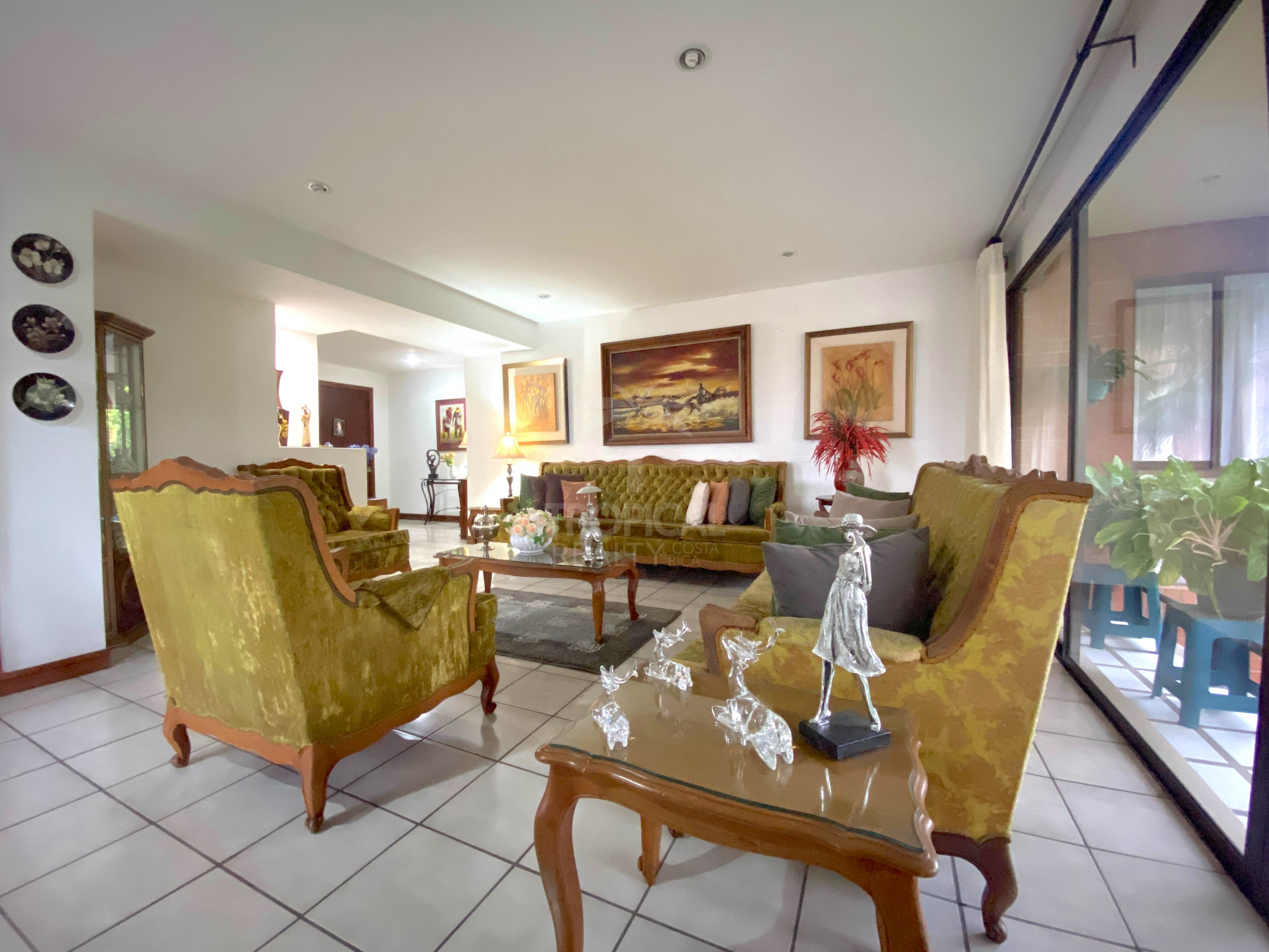 Spacious Apartment in Condominio Santa Fe: Space, Escazu