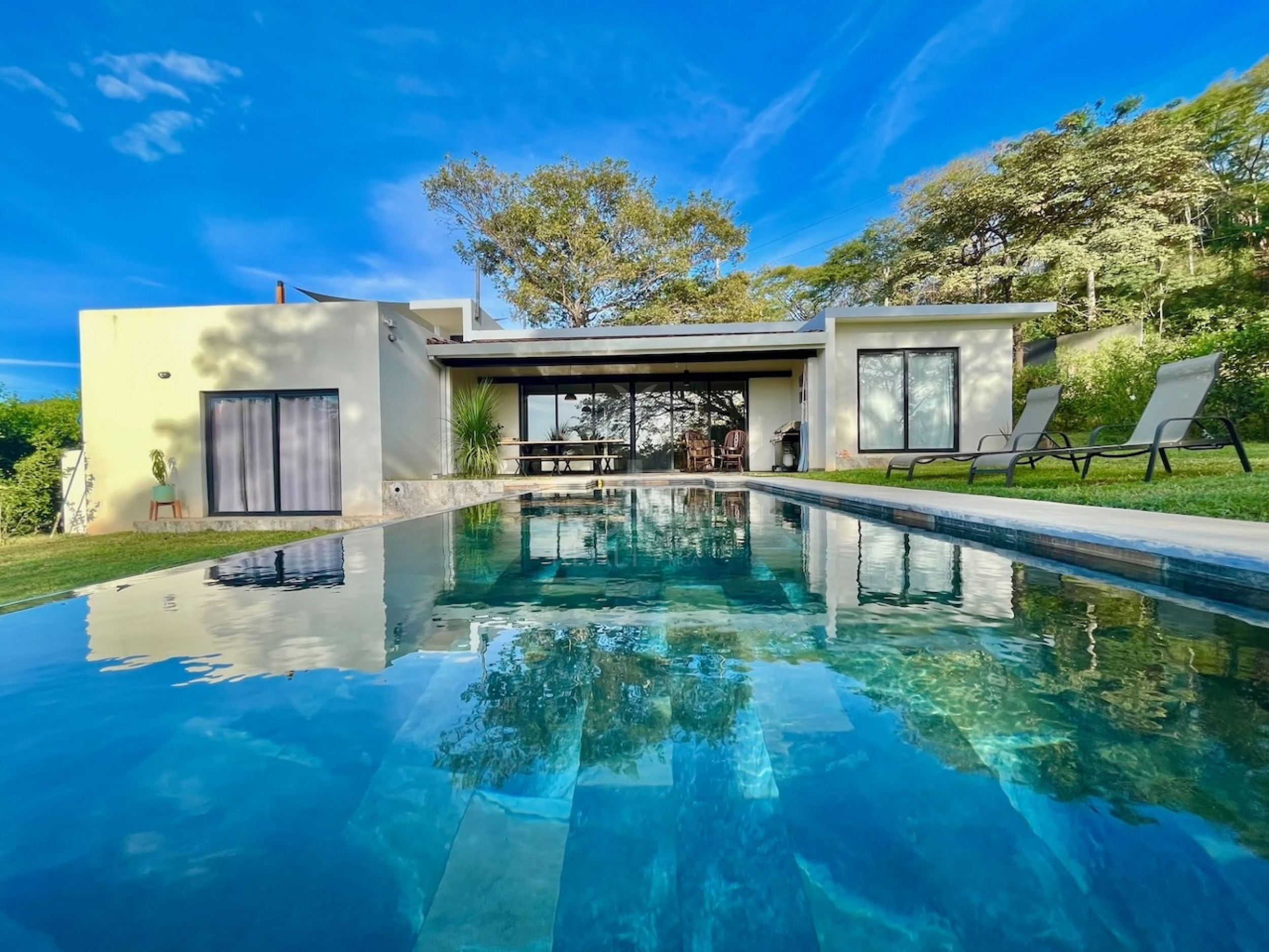 Contemporary Home with Infinity Pool in Tamarindo – 4 Bedroom Tropical Retreat on Large Lot