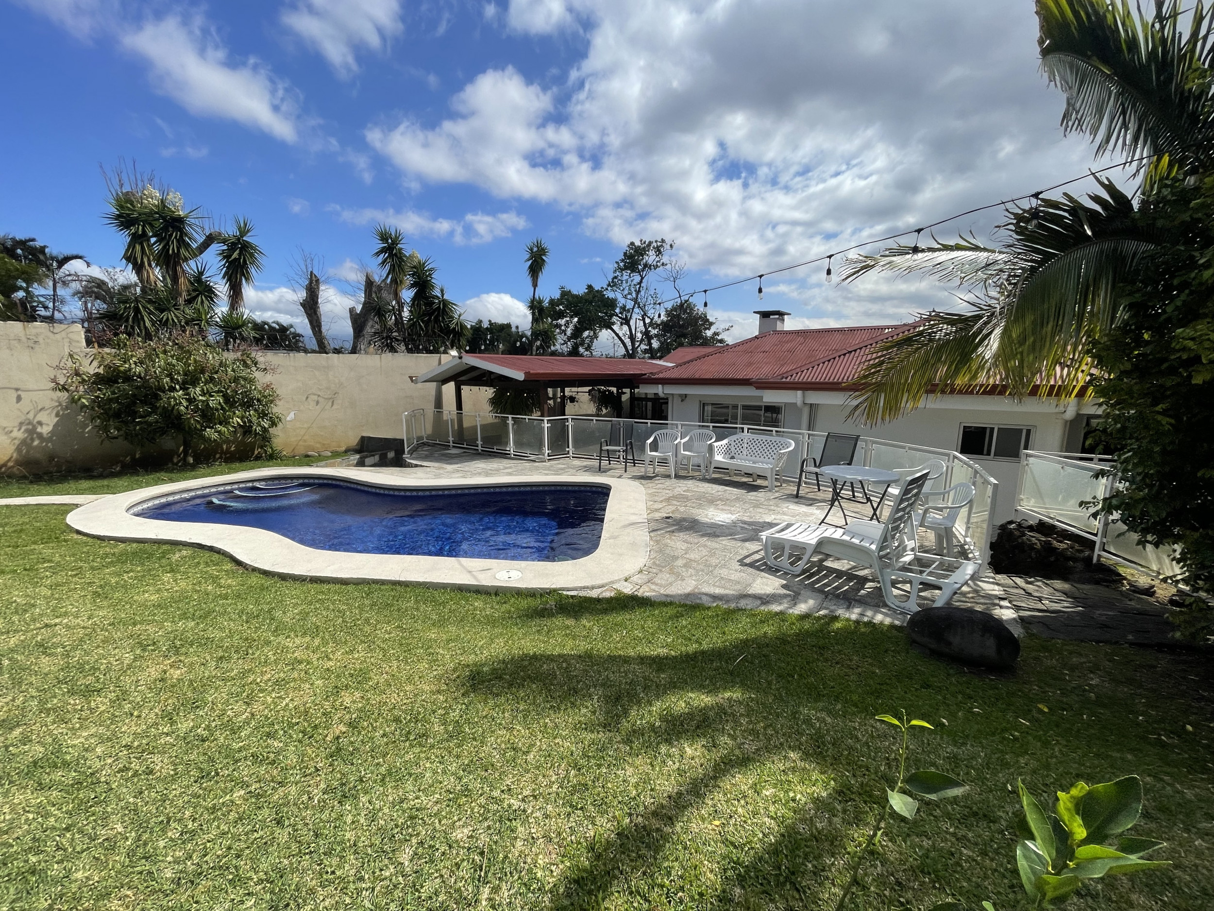 Elegant one-story house in Los Laureles de Escazu with a pool for your enjoyment SOLD