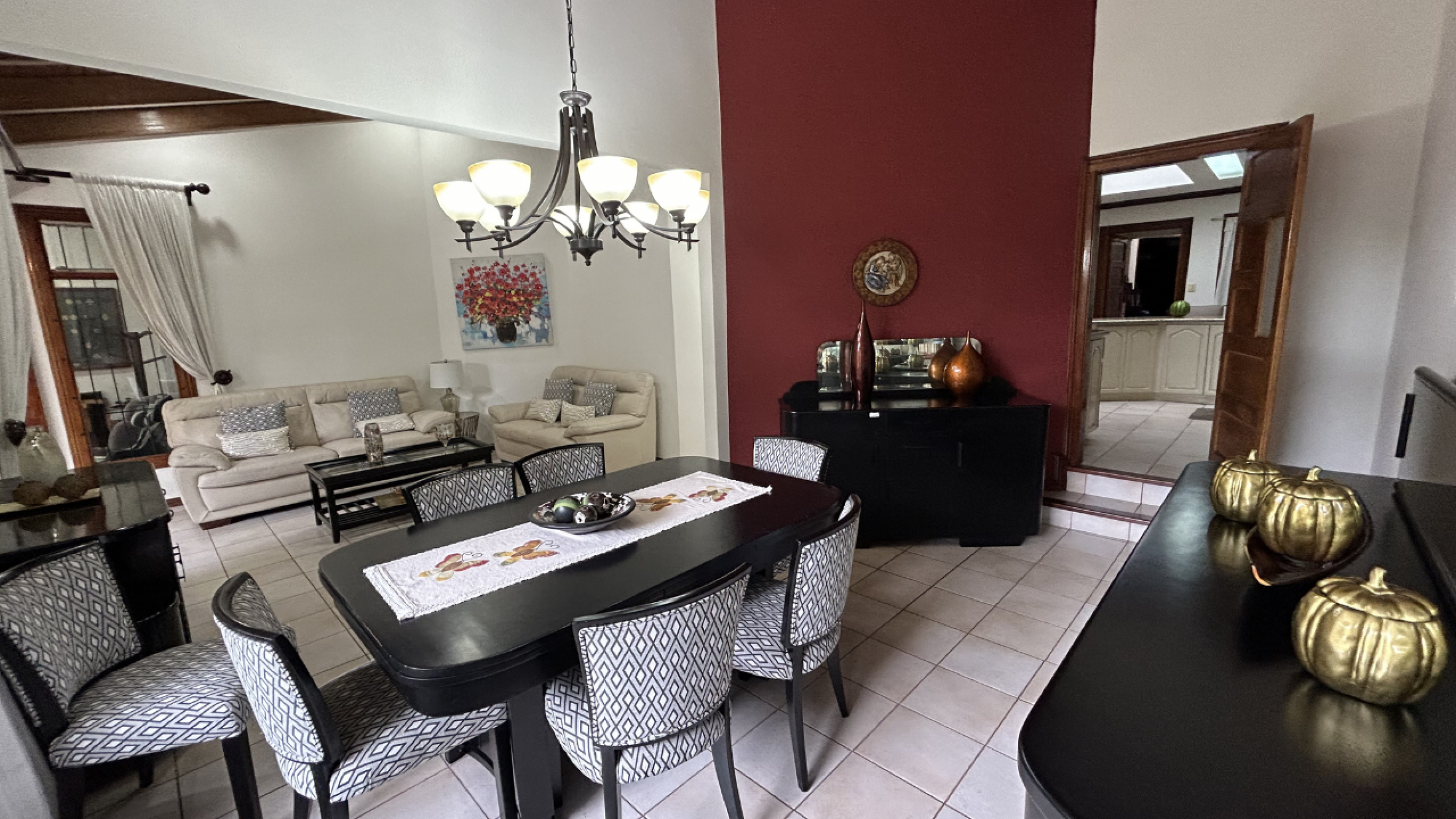 Home for Sale in Rohrmoser, Pavas – Spacious Layout & Private Terrace